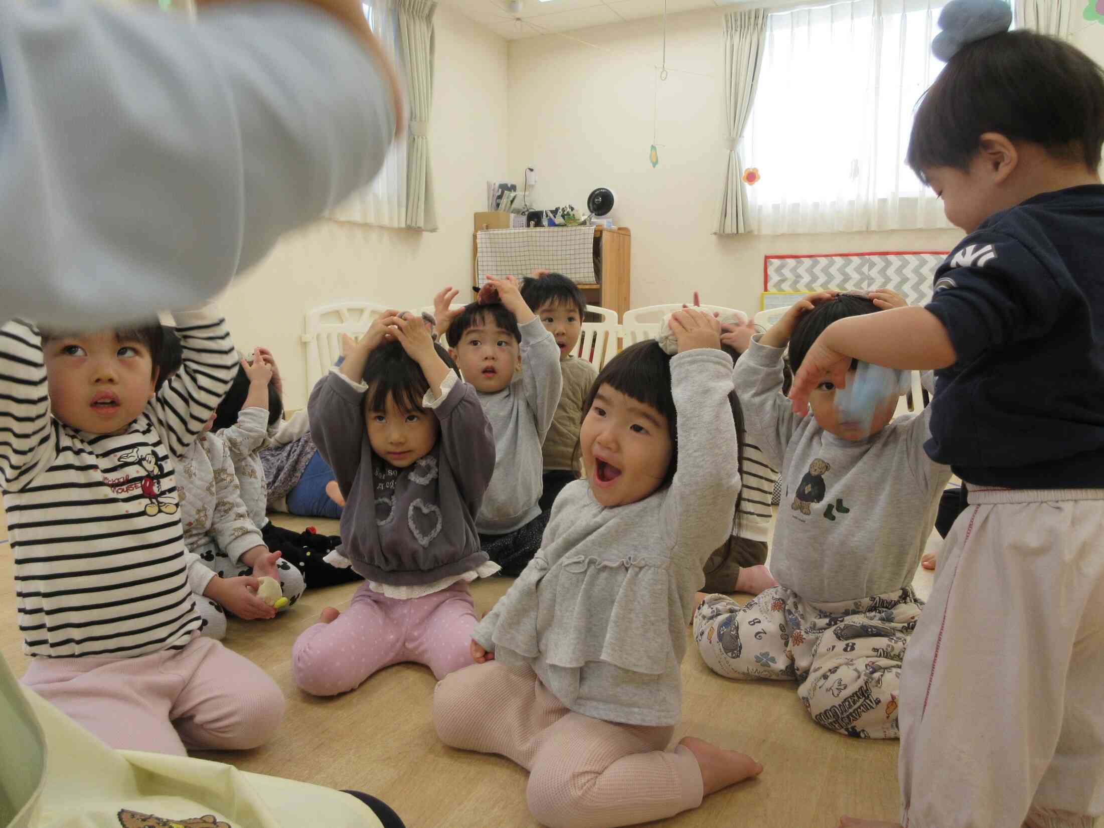 うさぎ組（2歳児）とあひる組（１歳児）の交流TIME♡
