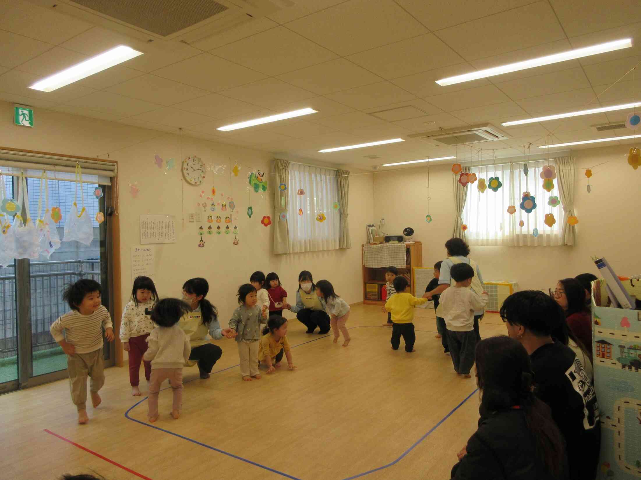 あひる組（1歳児）とうさぎ組（２歳児）のリズム遊びの時間です♫