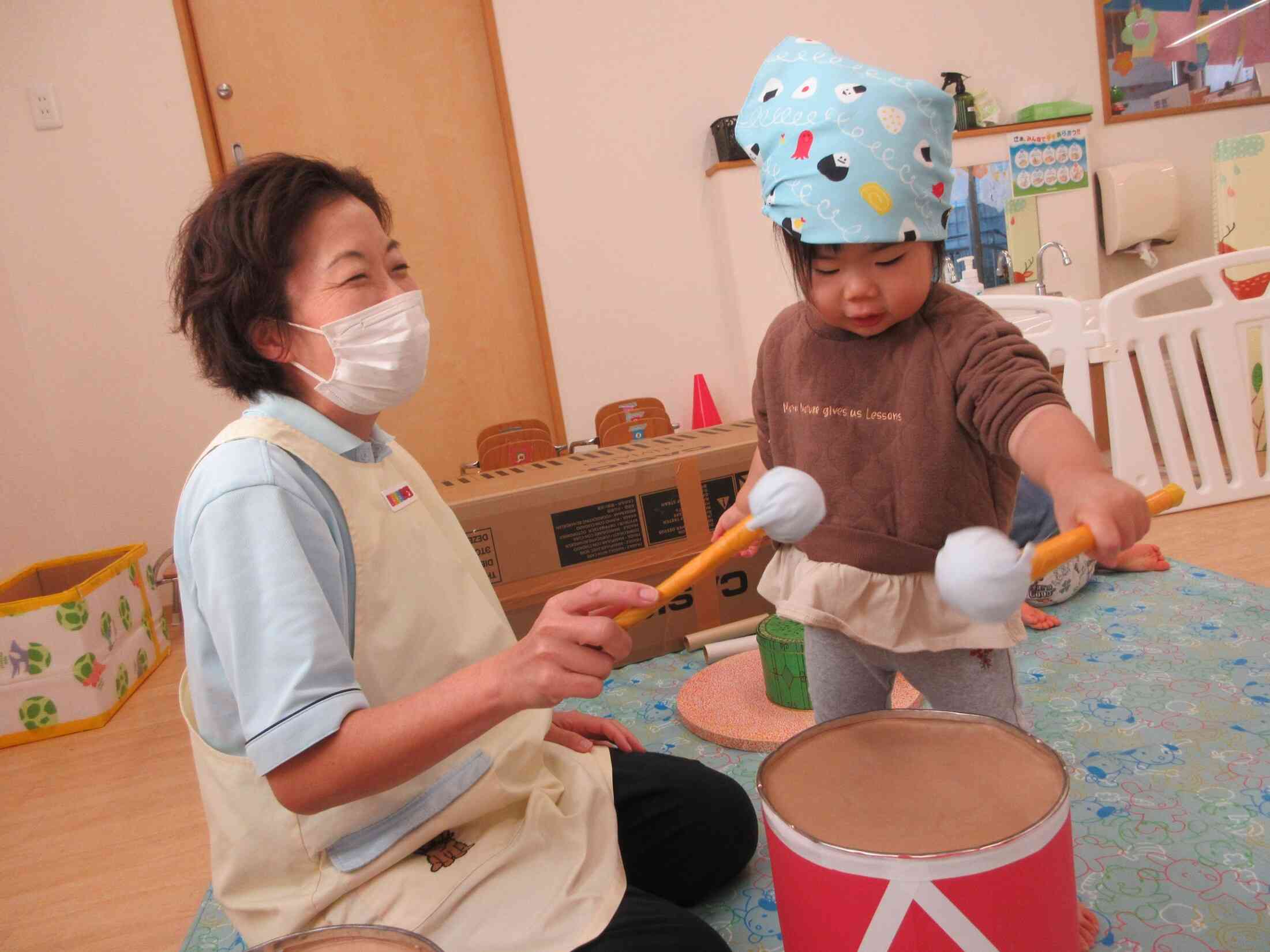 あひる組（1歳児）のリズム遊びの時間です♡大きなたいこど～んどん♫