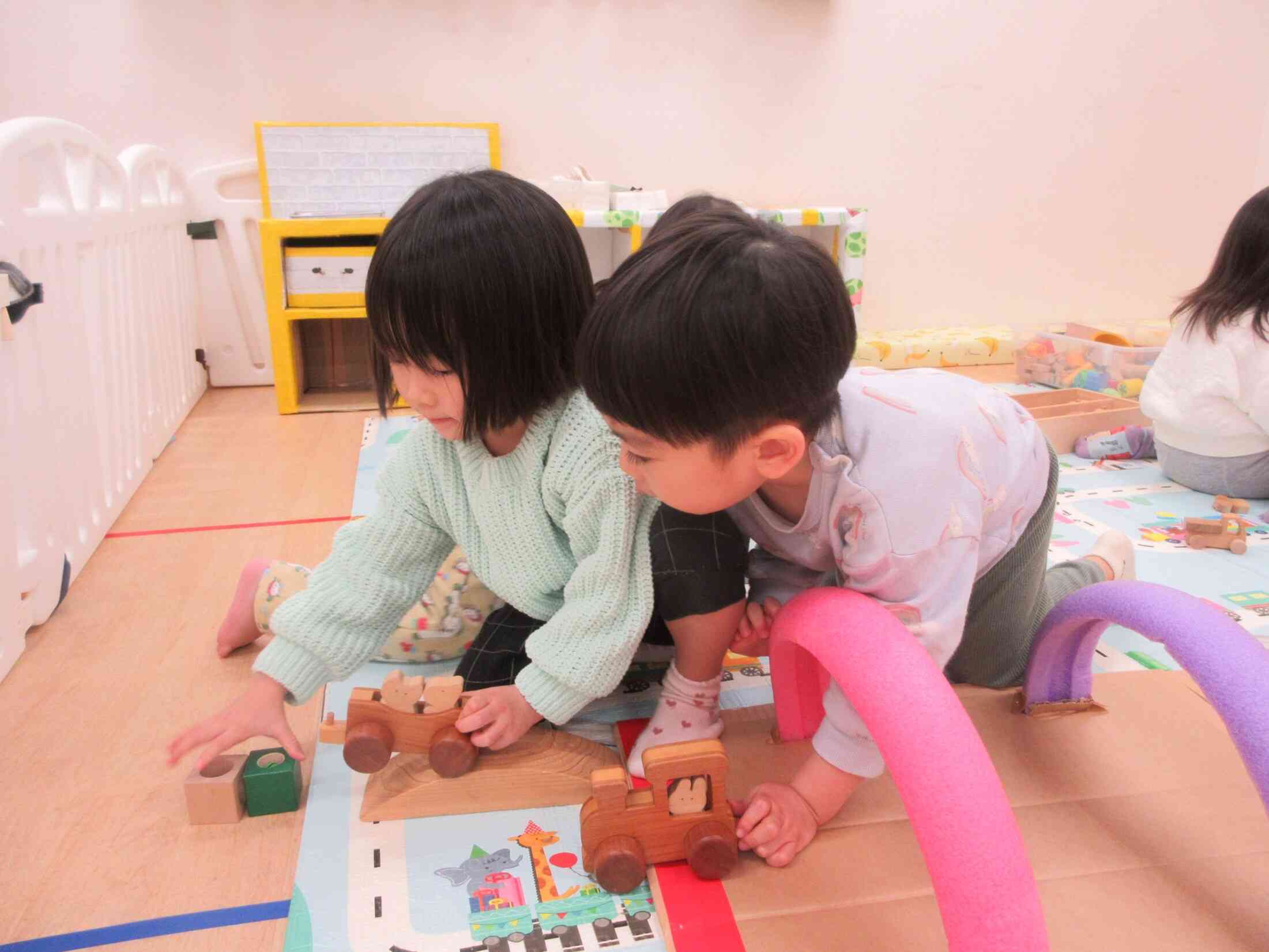 うさぎ組（2歳児）がお友だちと遊びに夢中です♪