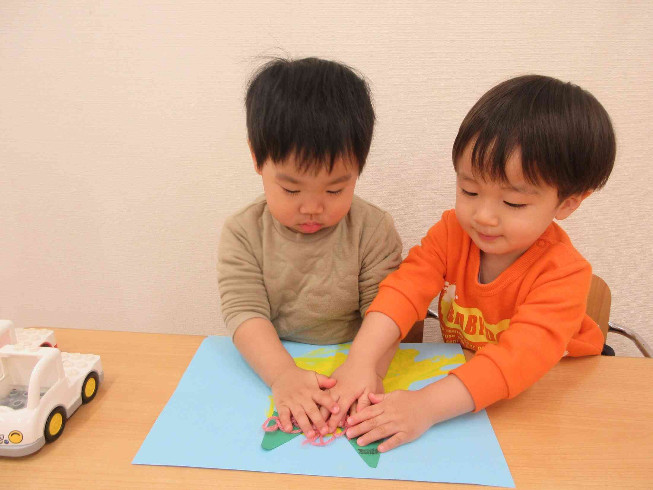 あひる組（１歳児）がお友だちと製作遊びです♪