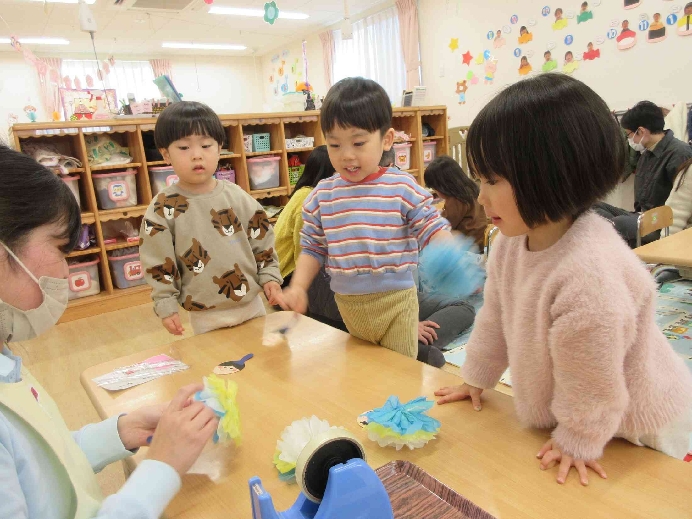 お顔を描いて先生のところまで持ってきてくれたよ♪体とお顔をくっつけたら…完成～！！