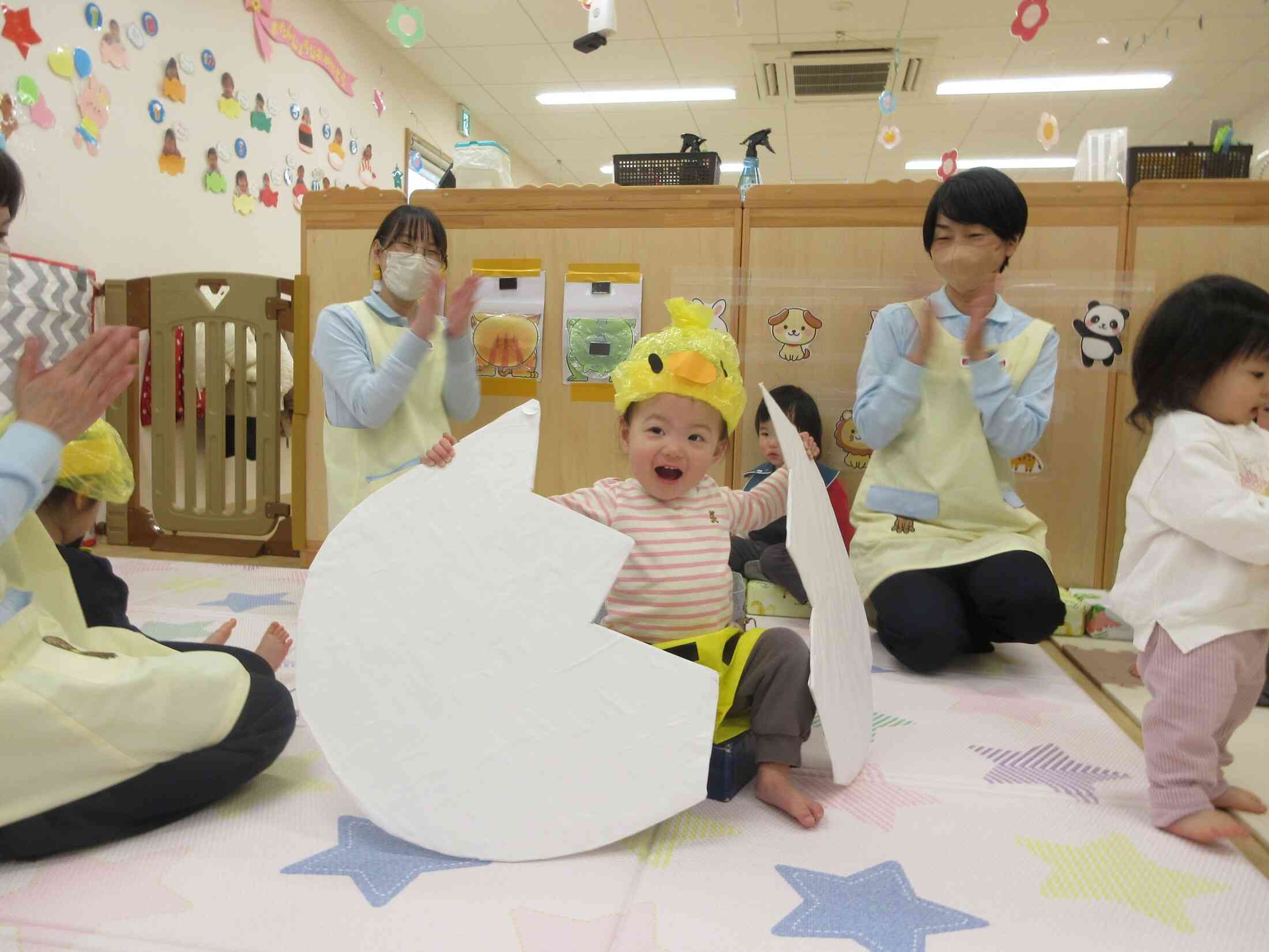 た~まごのなかでかくれんぼしてる赤ちゃんはだあ~れ♫(0歳児)