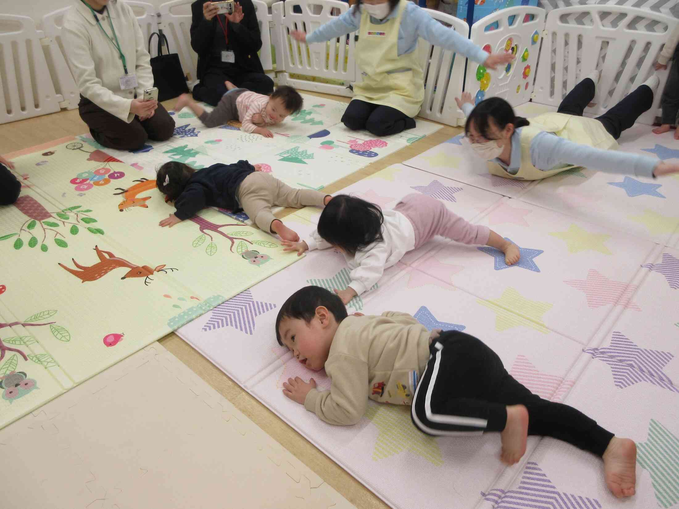 参観での体操時間…寝てるんじゃないよ。飛行機だよ！