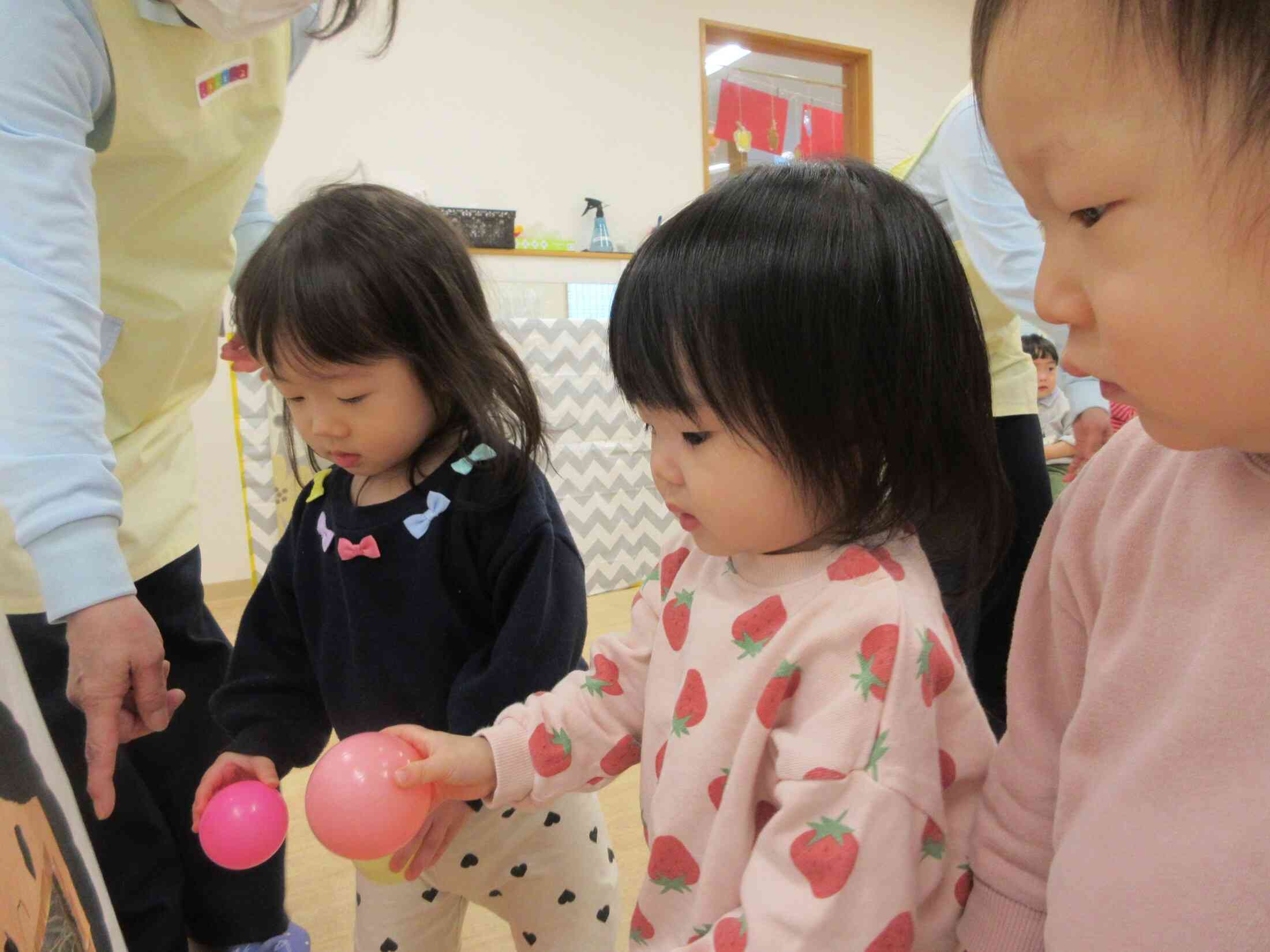 ハイハイだったりよちよち歩きだった赤ちゃんもボールを持ってしっかり歩けるように…！