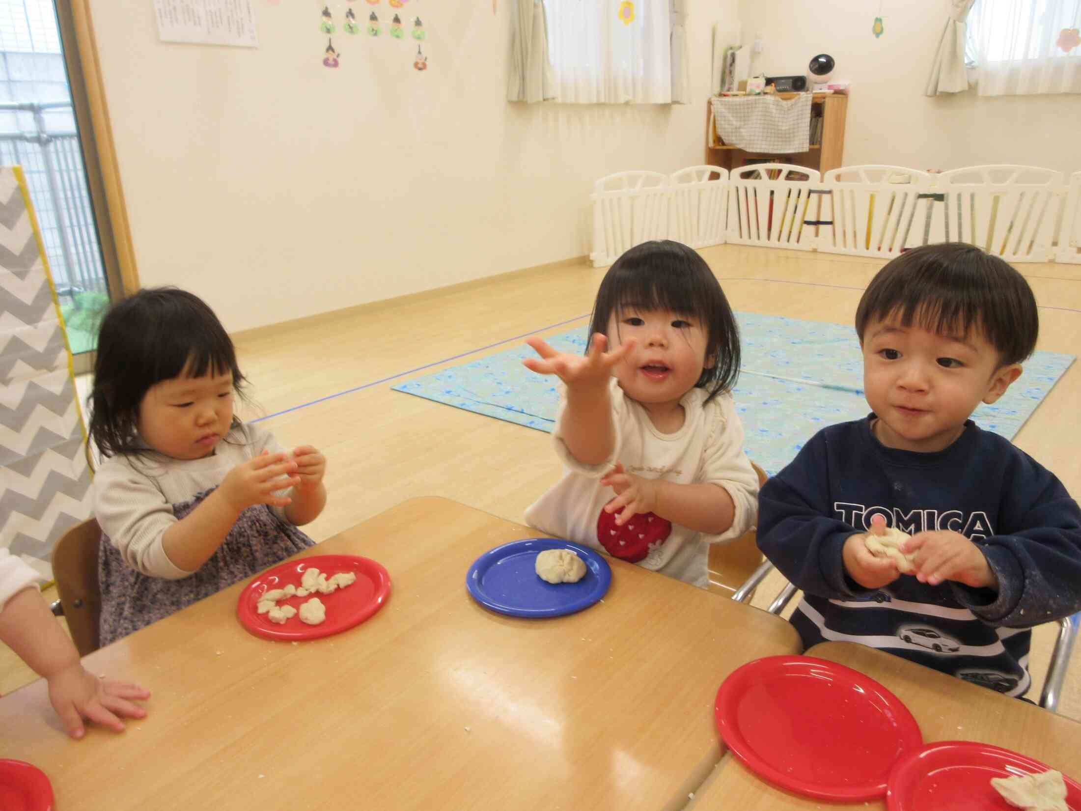 小麦粉ねんど楽しいねっ♡お皿にのせて「いただきま～す」