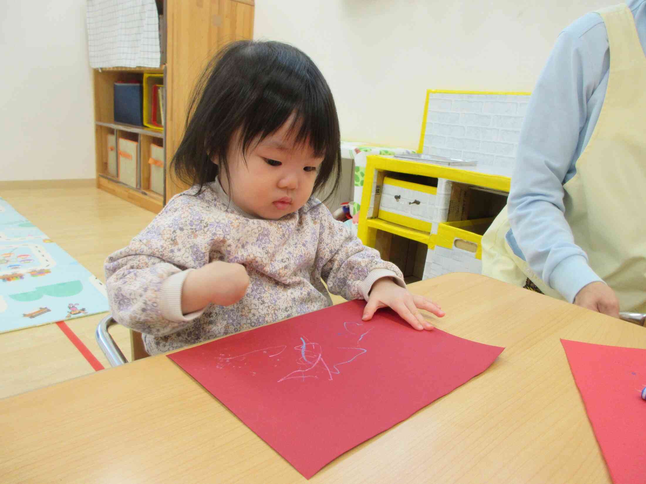 クレパスで描き描き！大きな画用紙におもいっきり描いていきます。