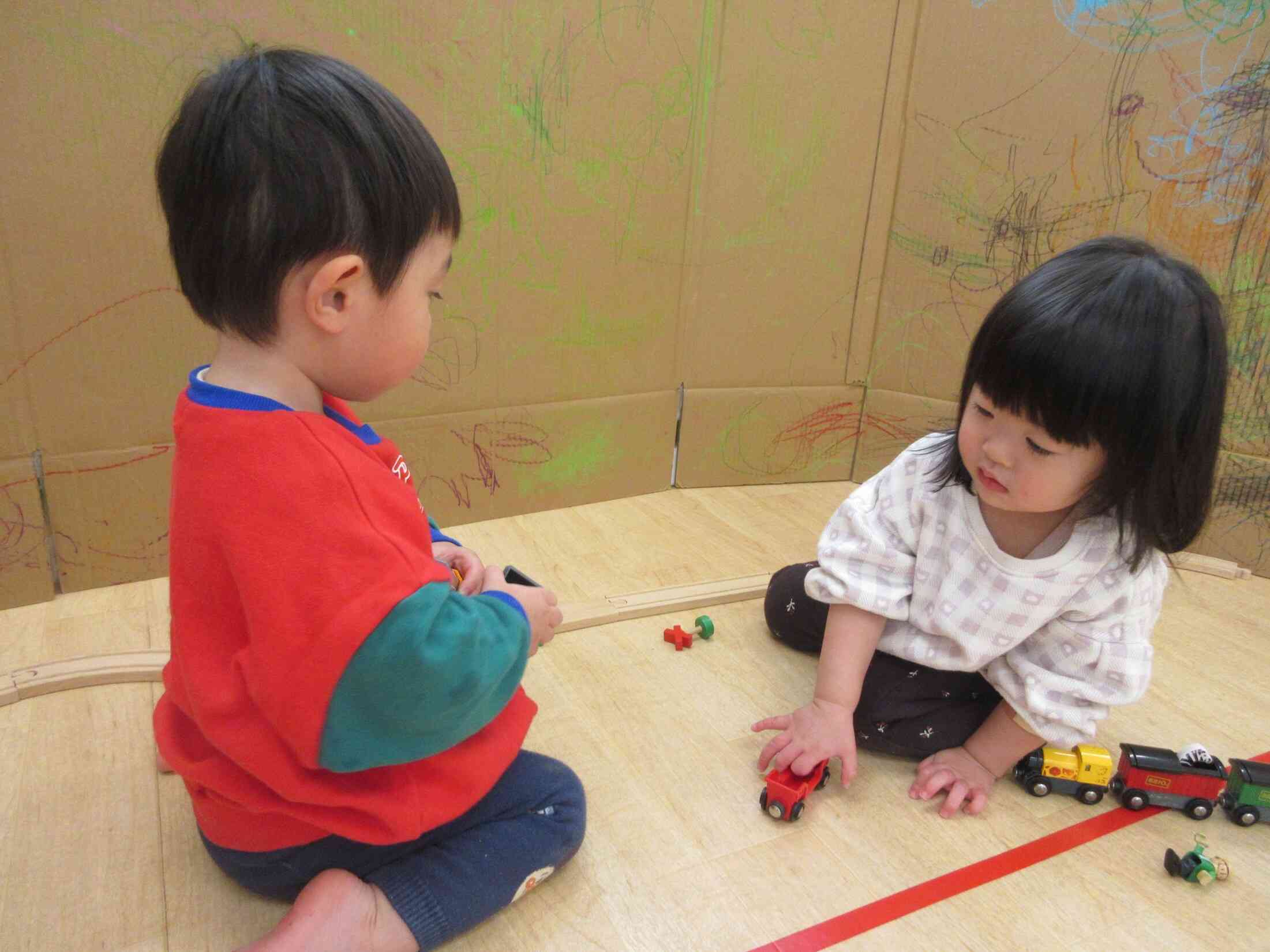 ダンボールでお家を作って遊んだよ♡（2歳児）