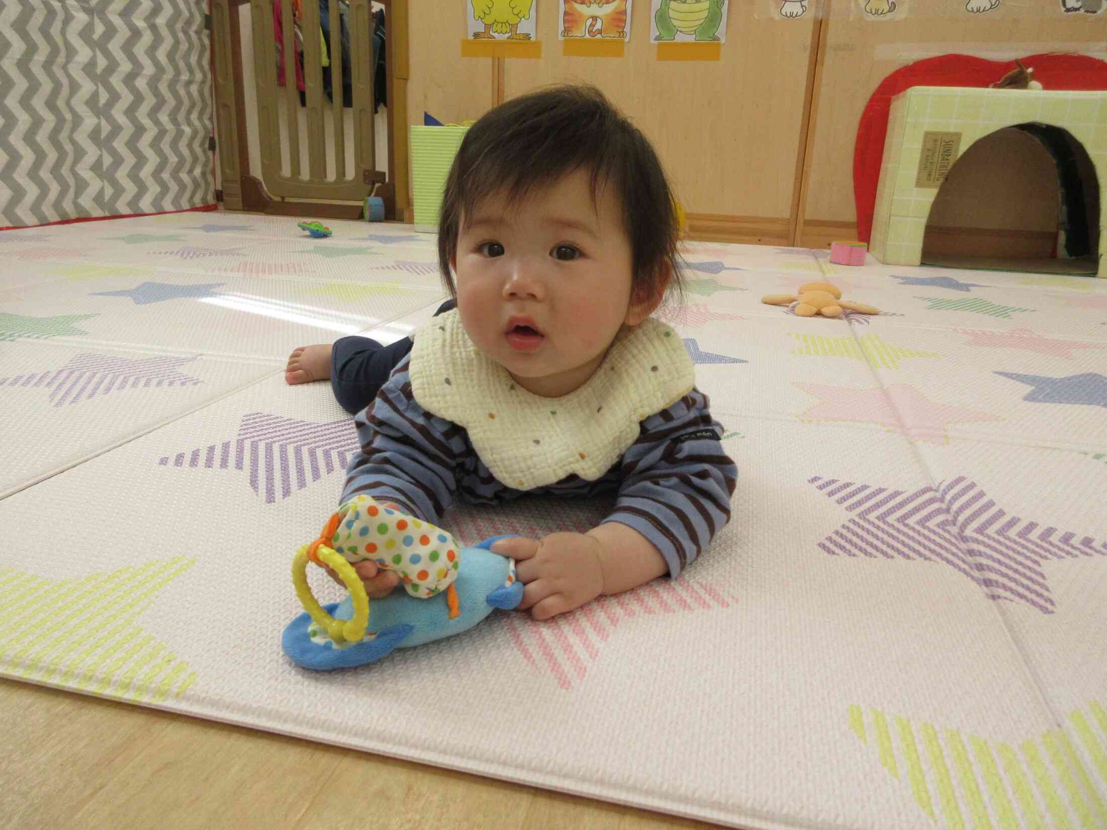 おもちゃに興味津々！なんのおもちゃにしようかな？