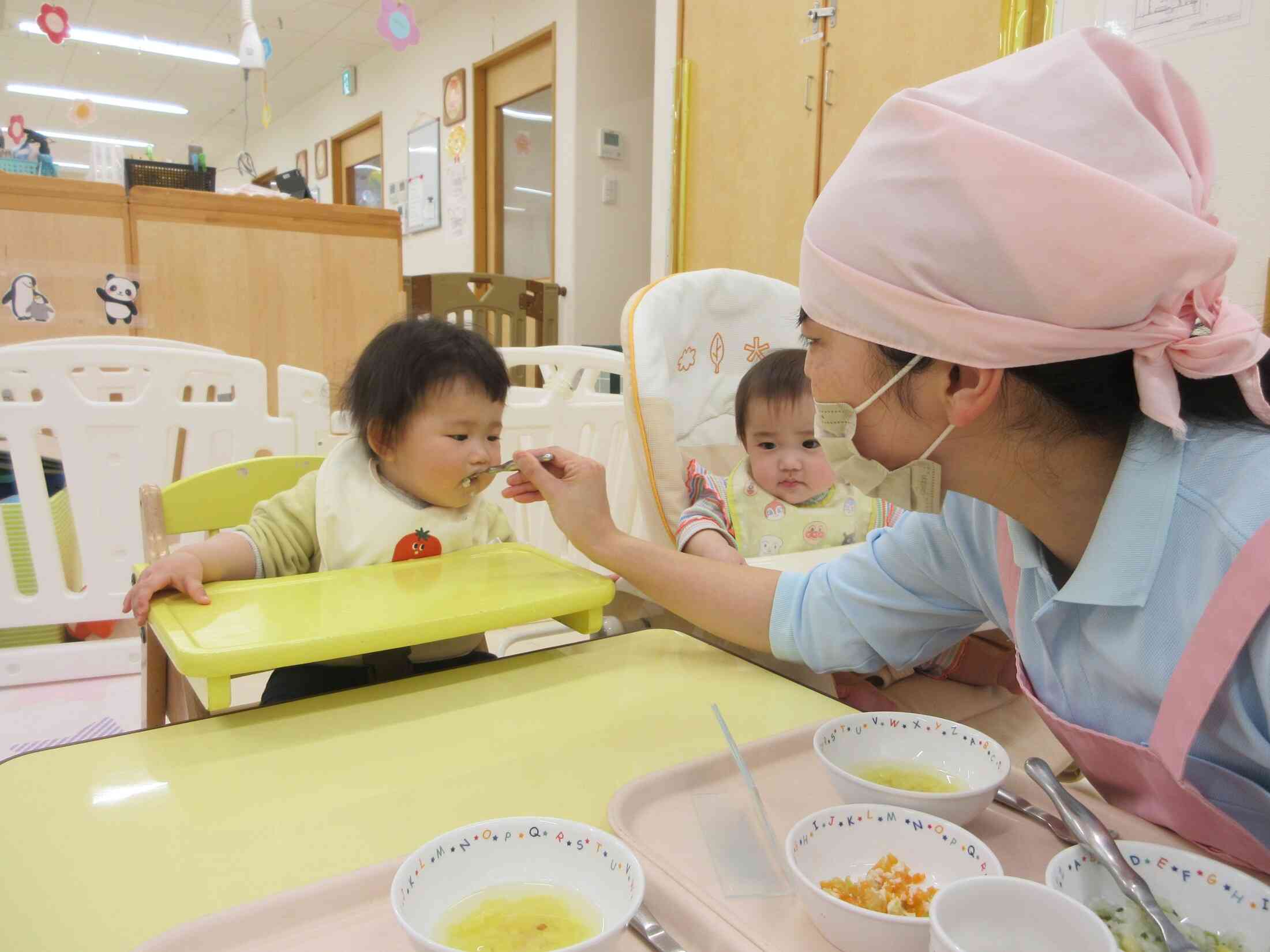 給食おいしい～！！！！モリモリ食べています♪
