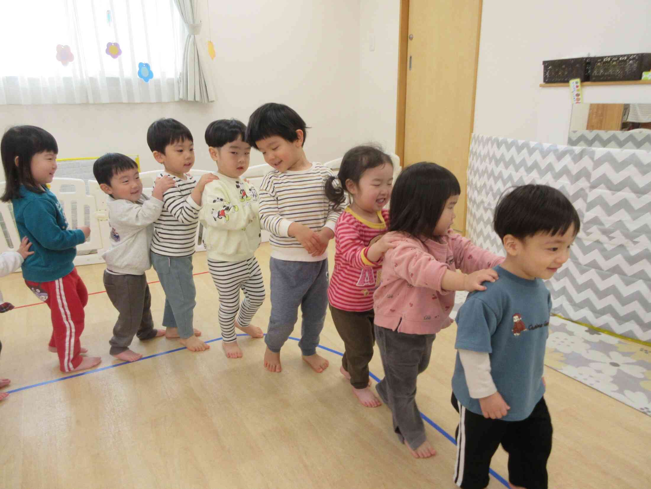 リトミックで遊ぼう！（１.2歳児の思い出）