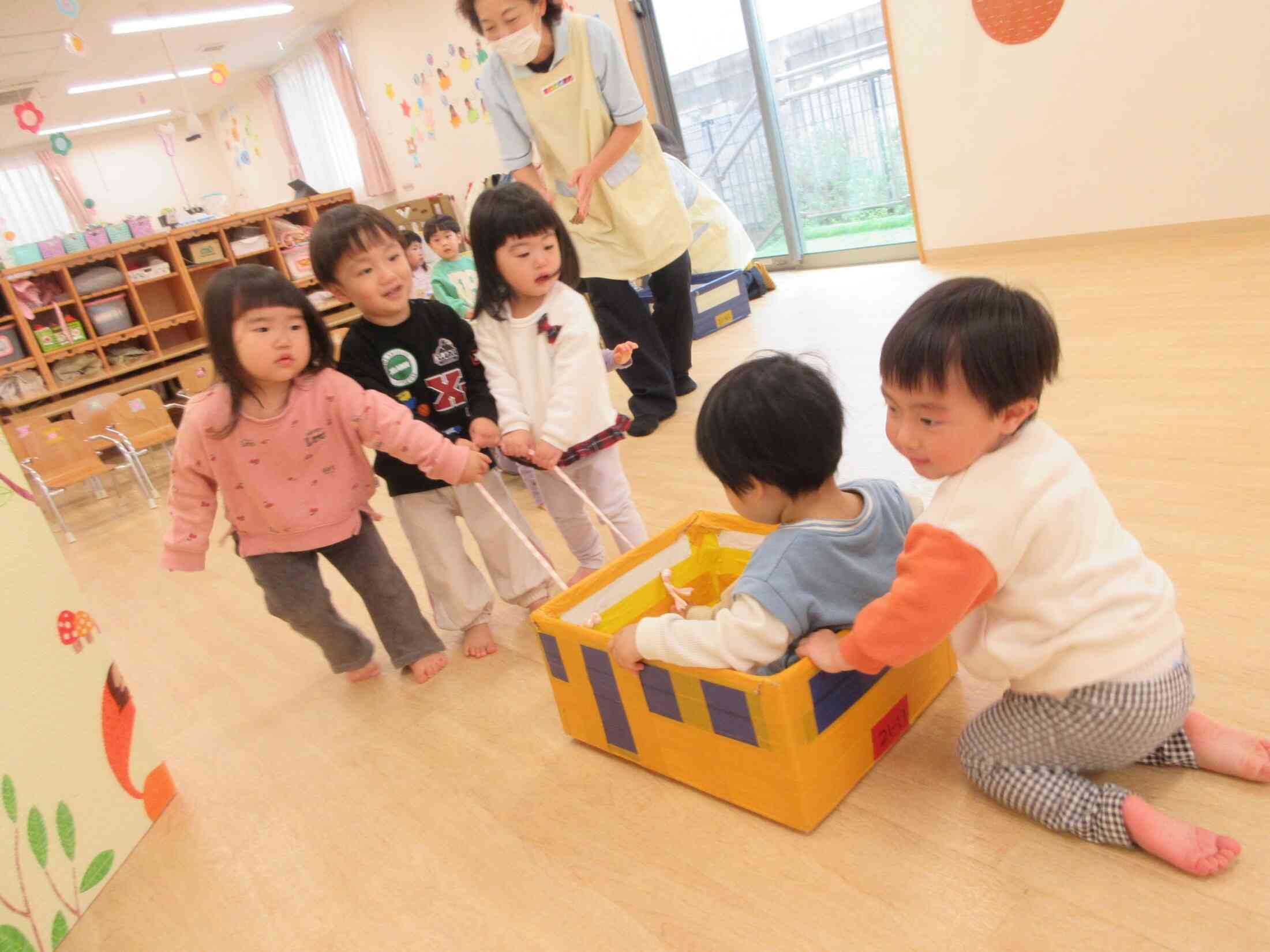 「おもたいよ～」３人で引っぱってもなかなか動かず…お友だちが手伝ってくれました♡