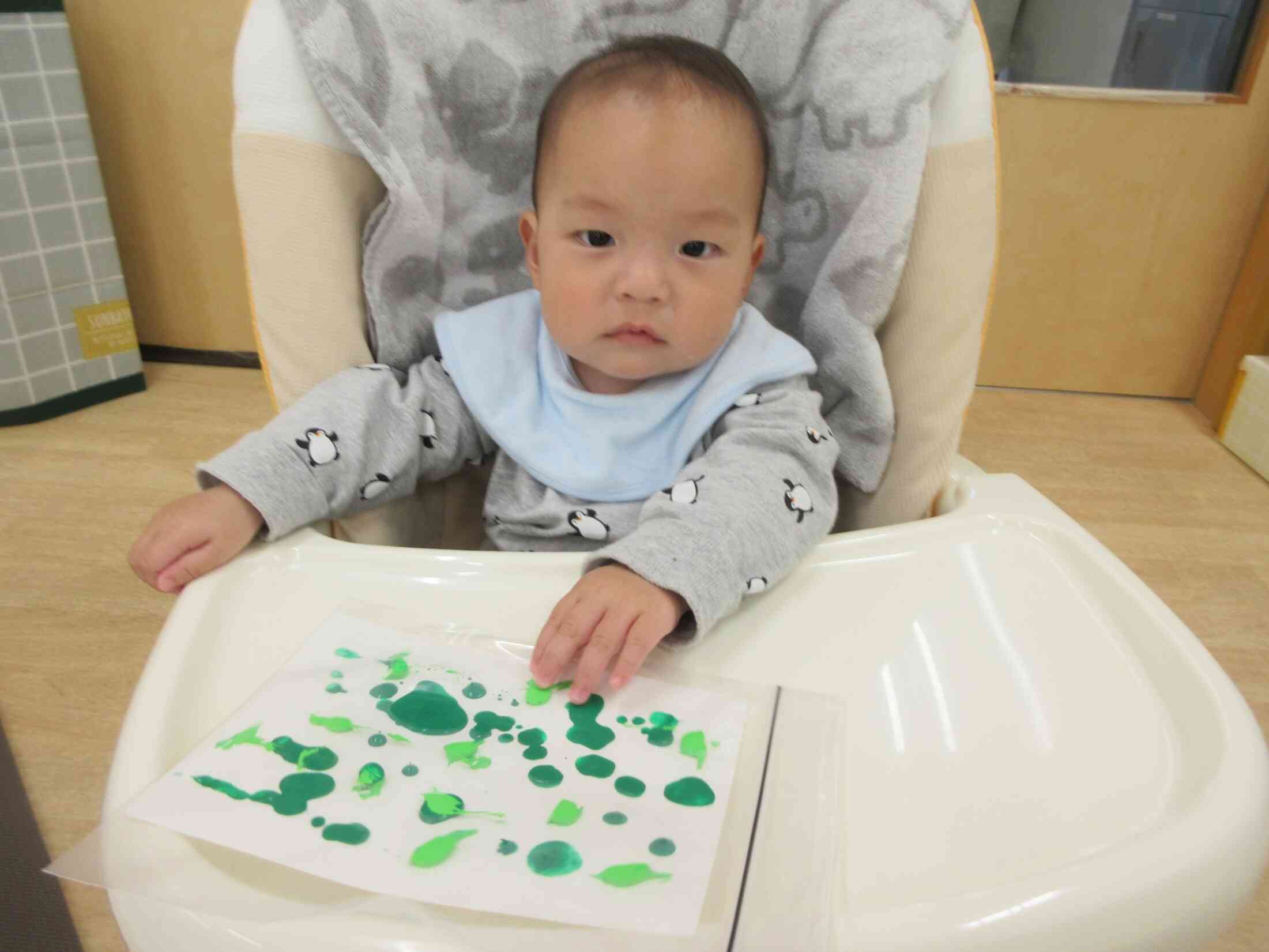 フィンガーペイントもしたよ★絵の具の粒を指先でギュッと押すようにして感触を確かめていました。