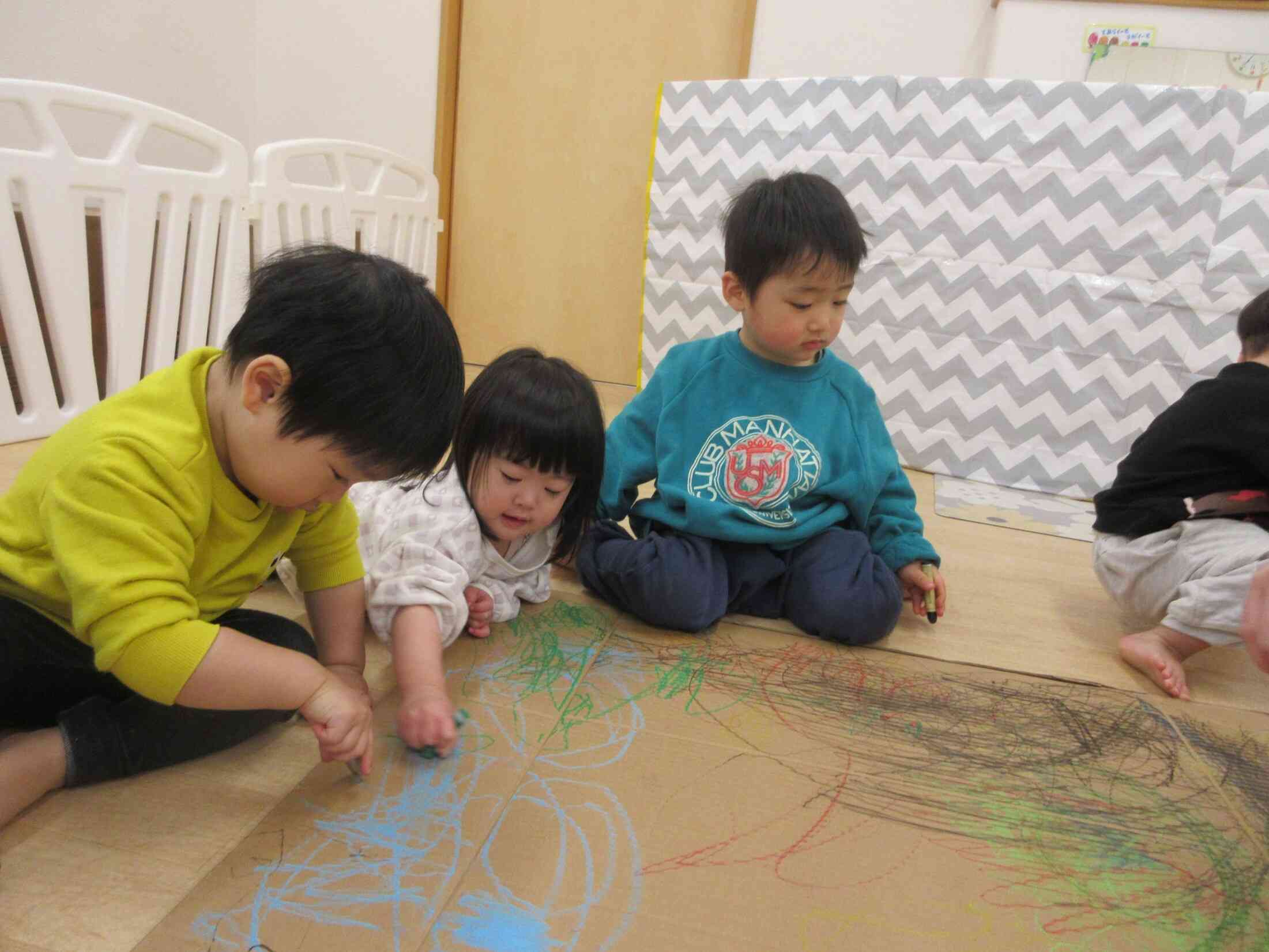 大きなダンボールに思いっきりお絵描き♫（2歳児）