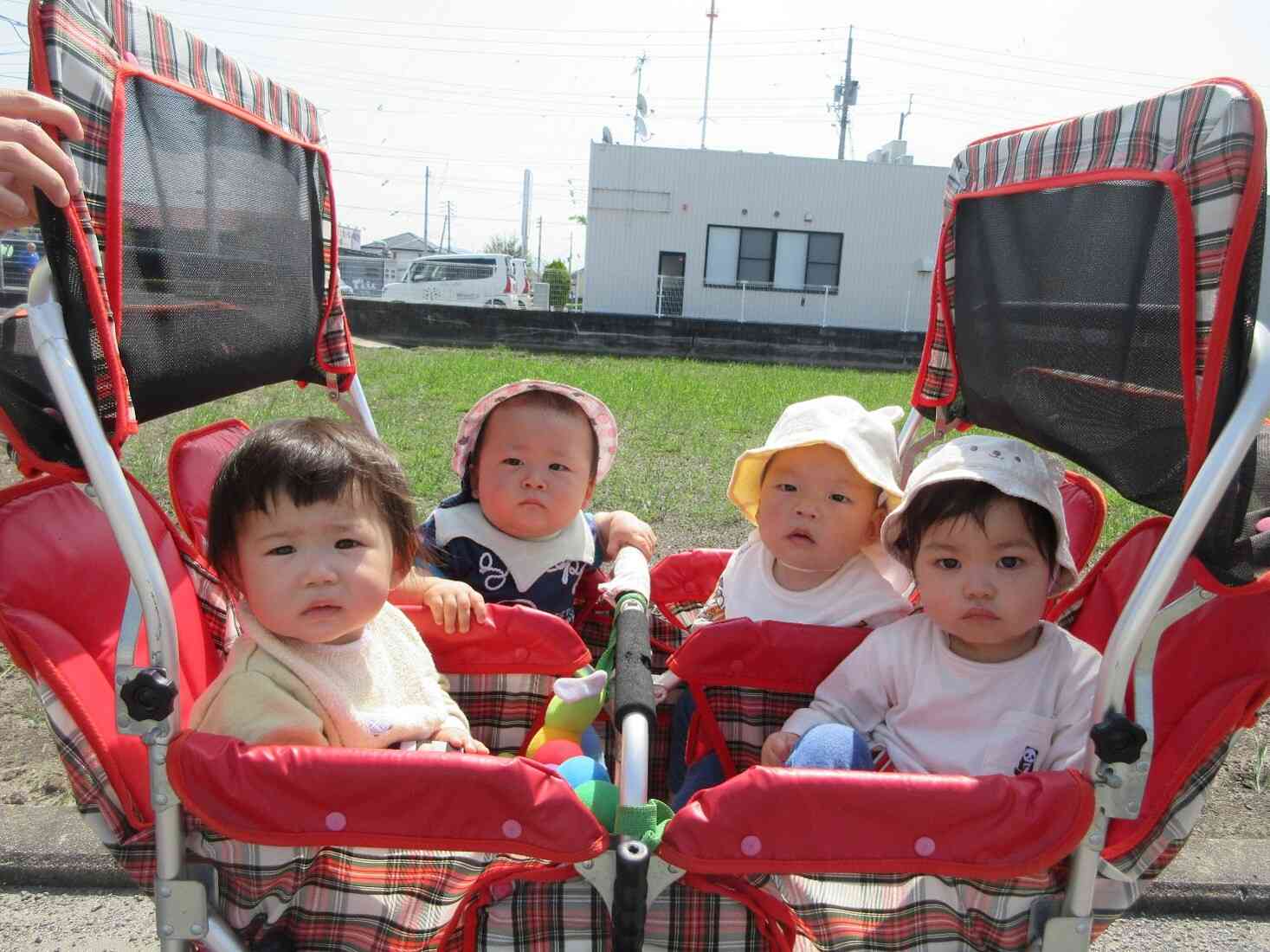 はじめてのお散歩にレッツゴー♪（０歳児）