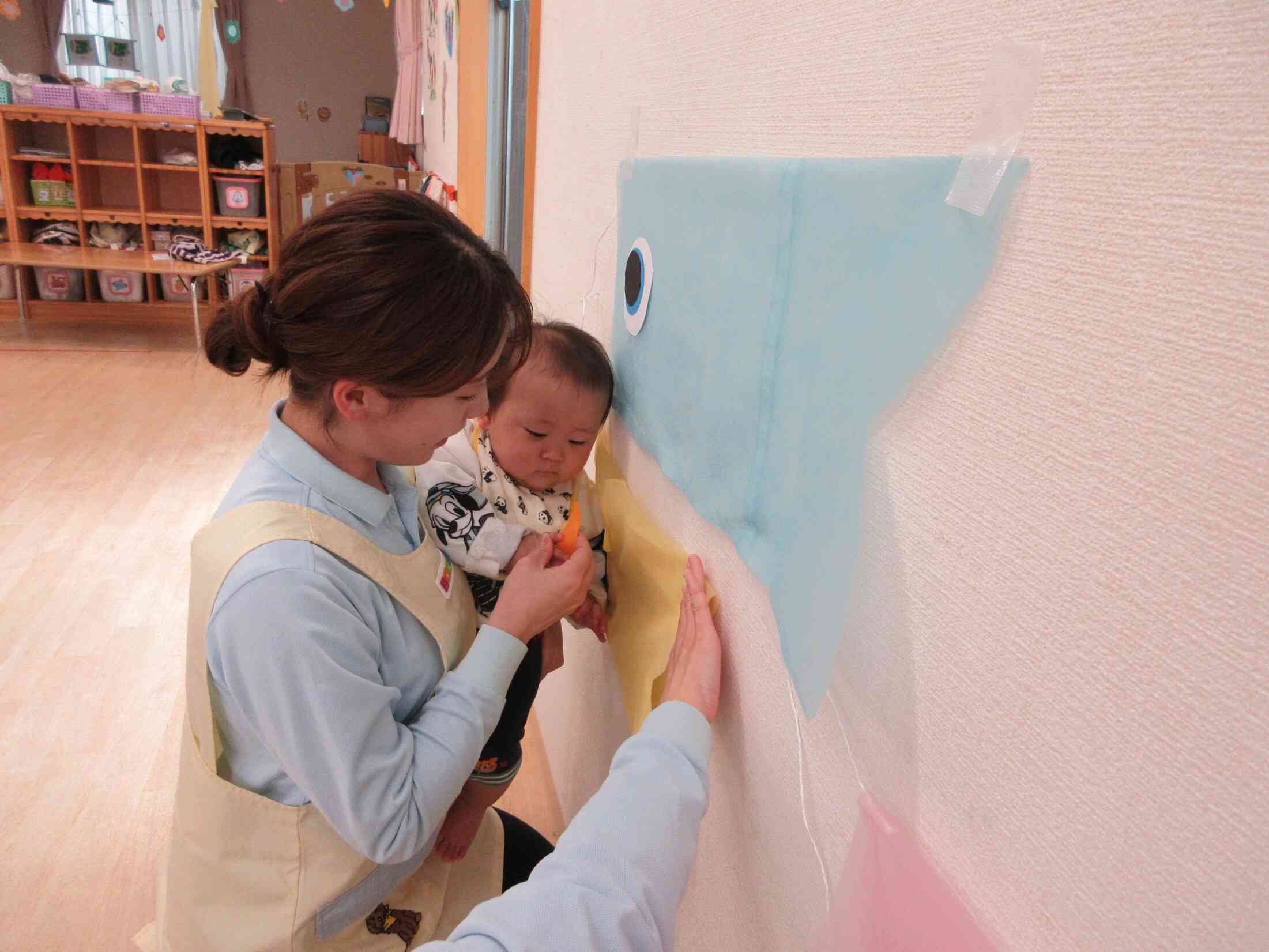 こいのぼりのウロコを一緒に貼ったよ！大きなこいのぼり、かっこよかったね★