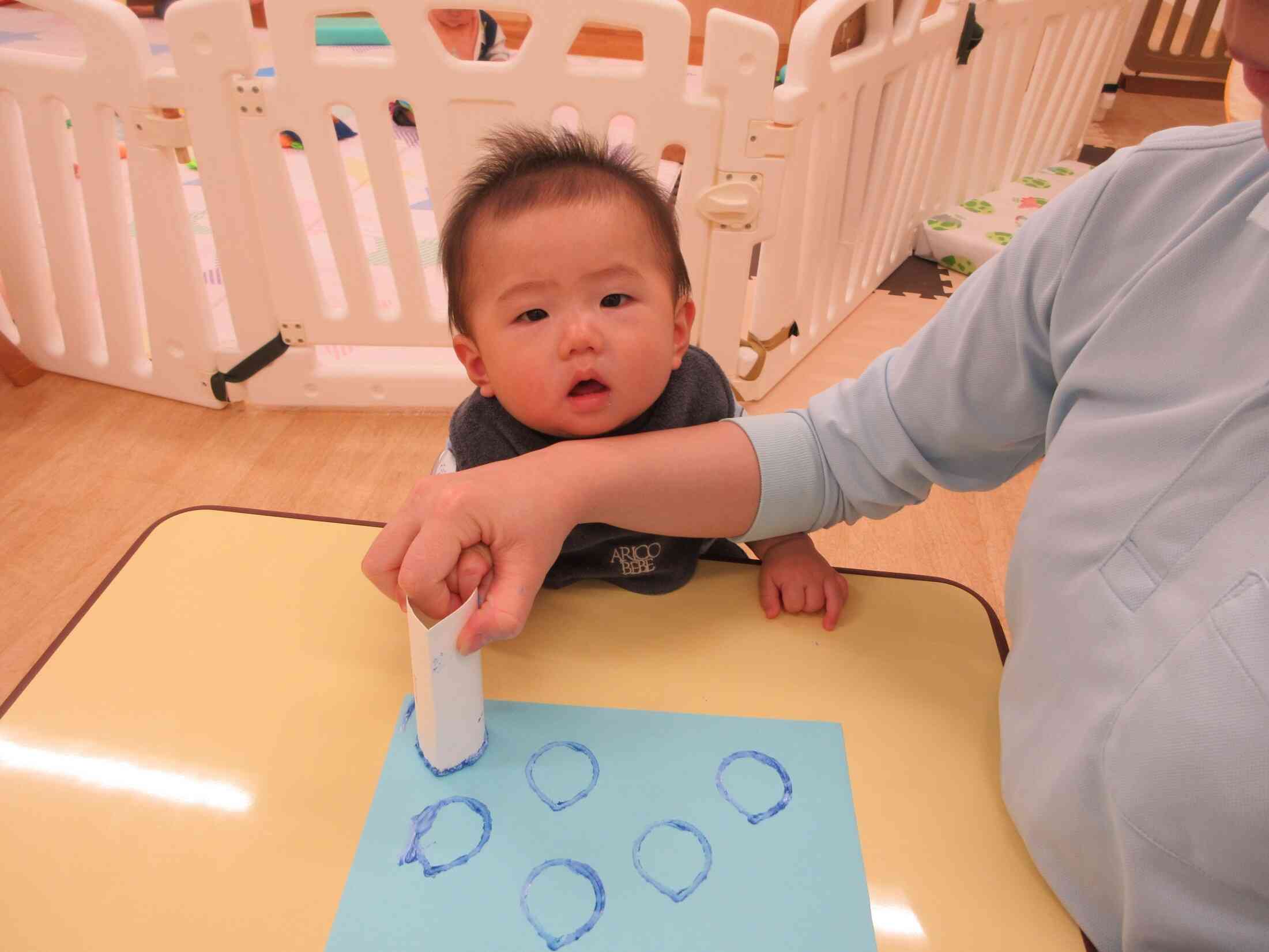 先月は手形にチャレンジ！今月はスタンプをしたよ♪～ひよこ組(0歳児)～