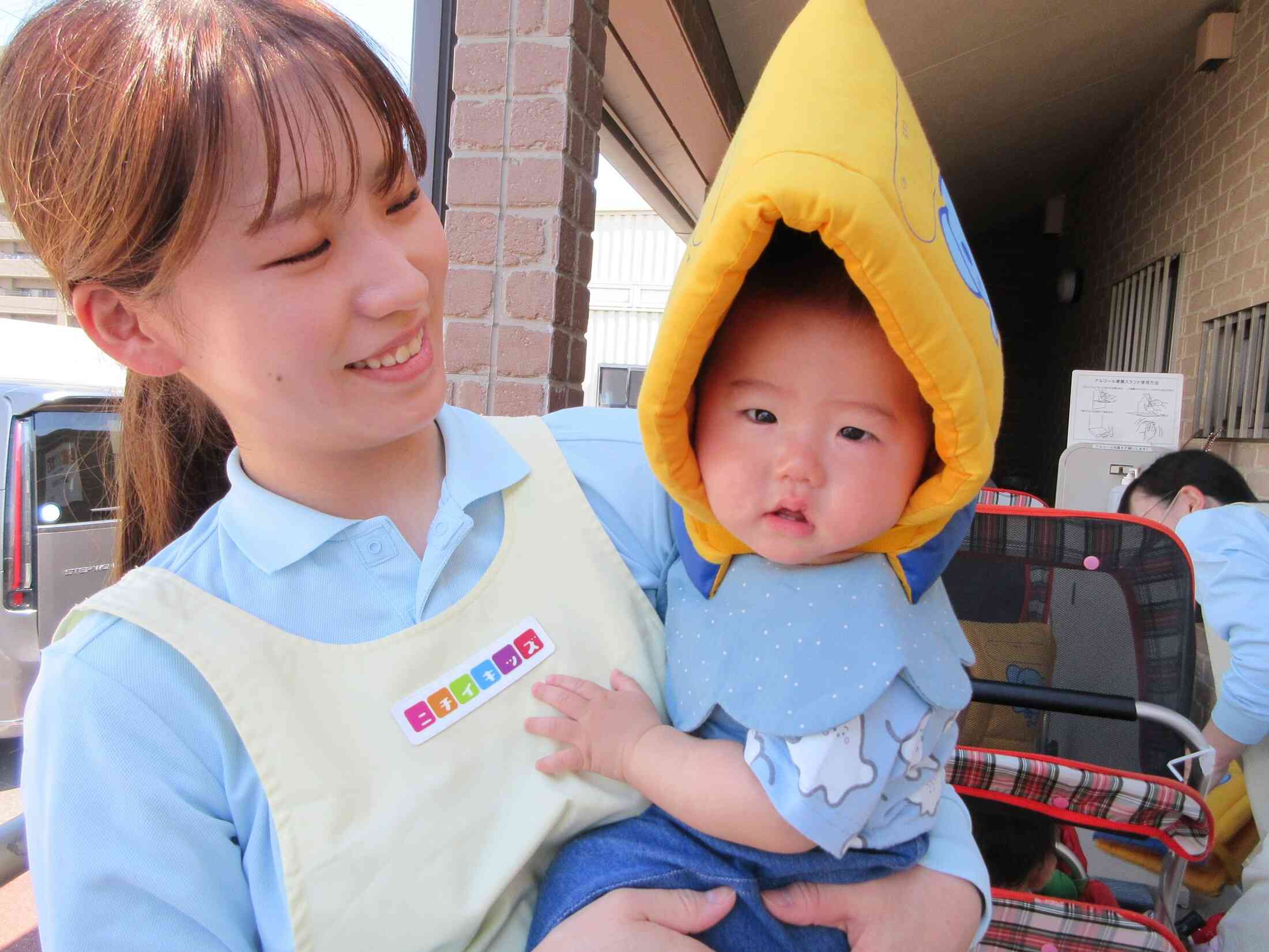 初めて防災頭巾をかぶってみたよ♡(0歳児)