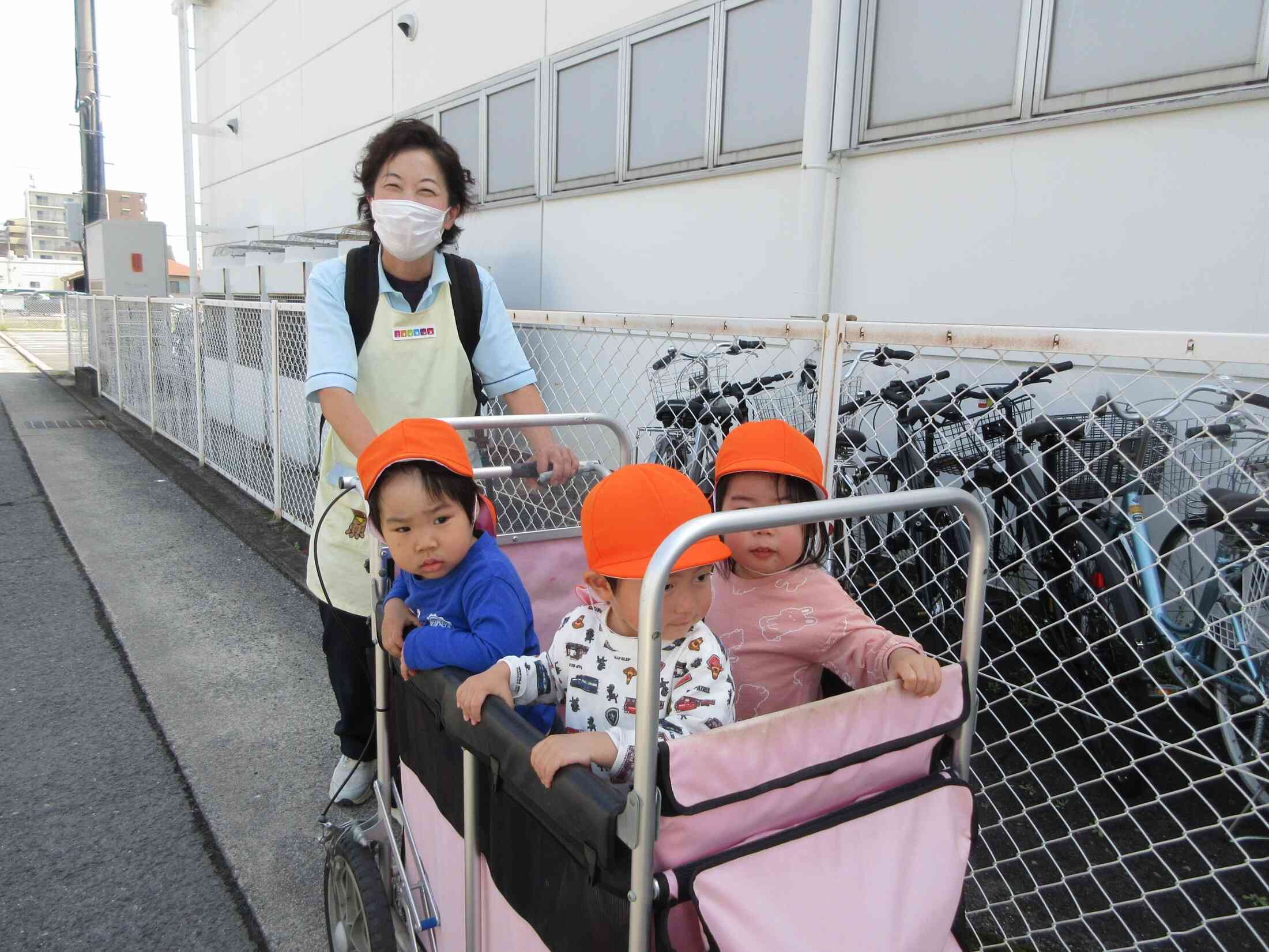 お散歩車に乗って『こいのぼり』をご近所さん宅に見に行っています。