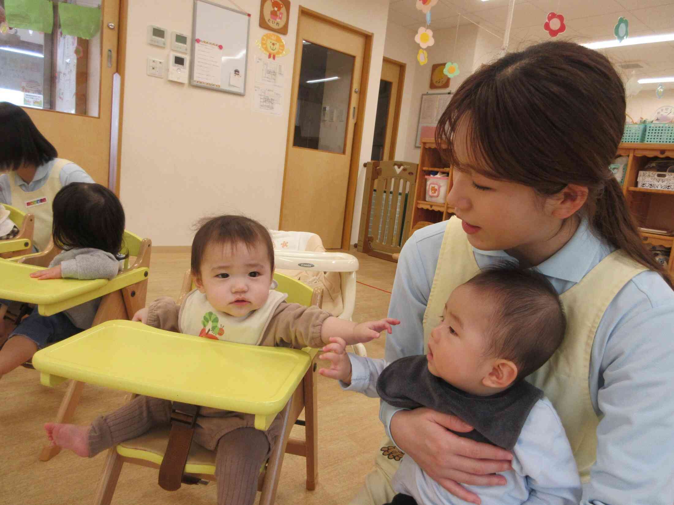 今から始まるお話し会に０歳児も参加しています♪