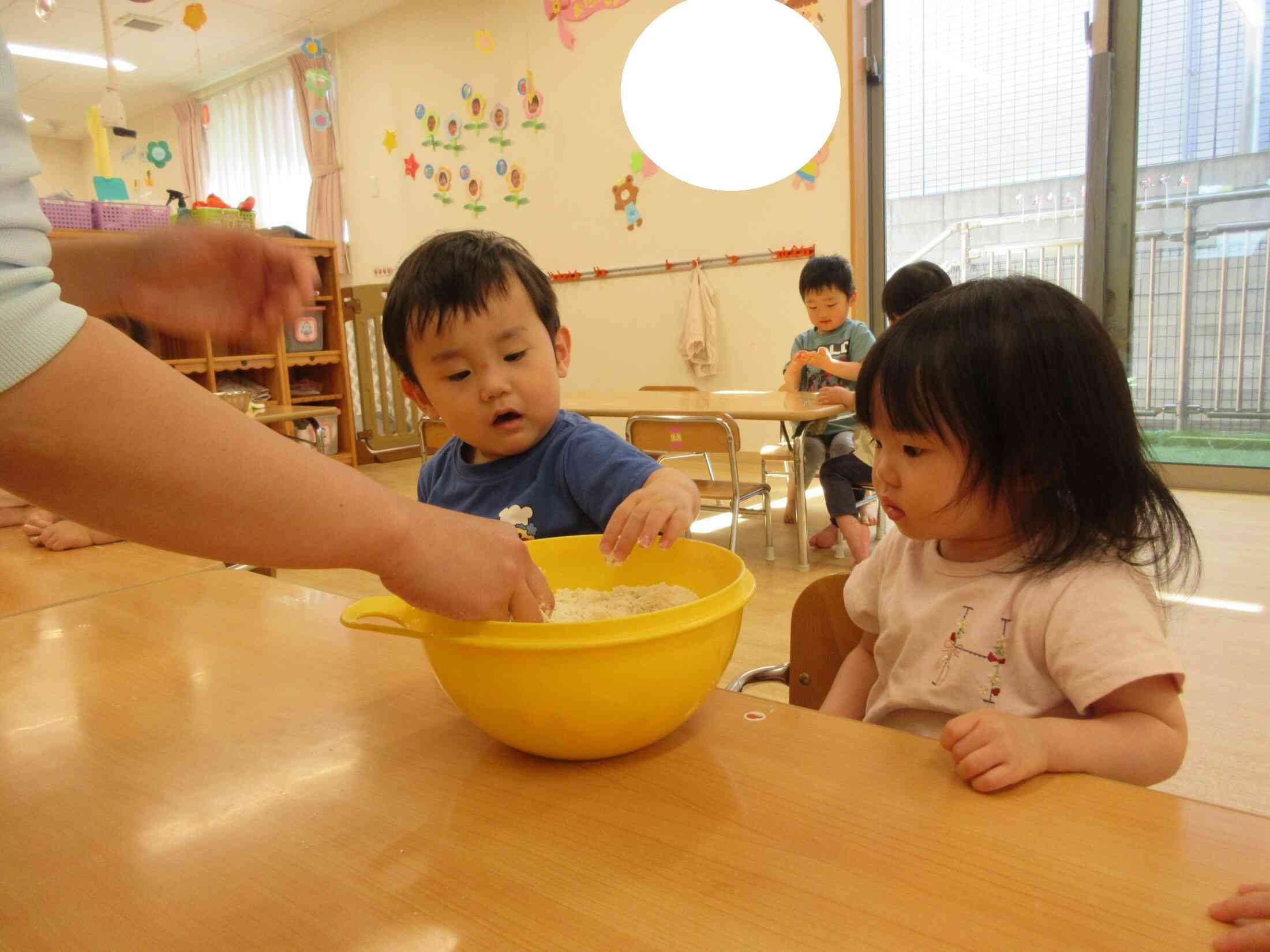 小麦粉こねこね!まぜまぜ♪どんな感触?さわりたーい!