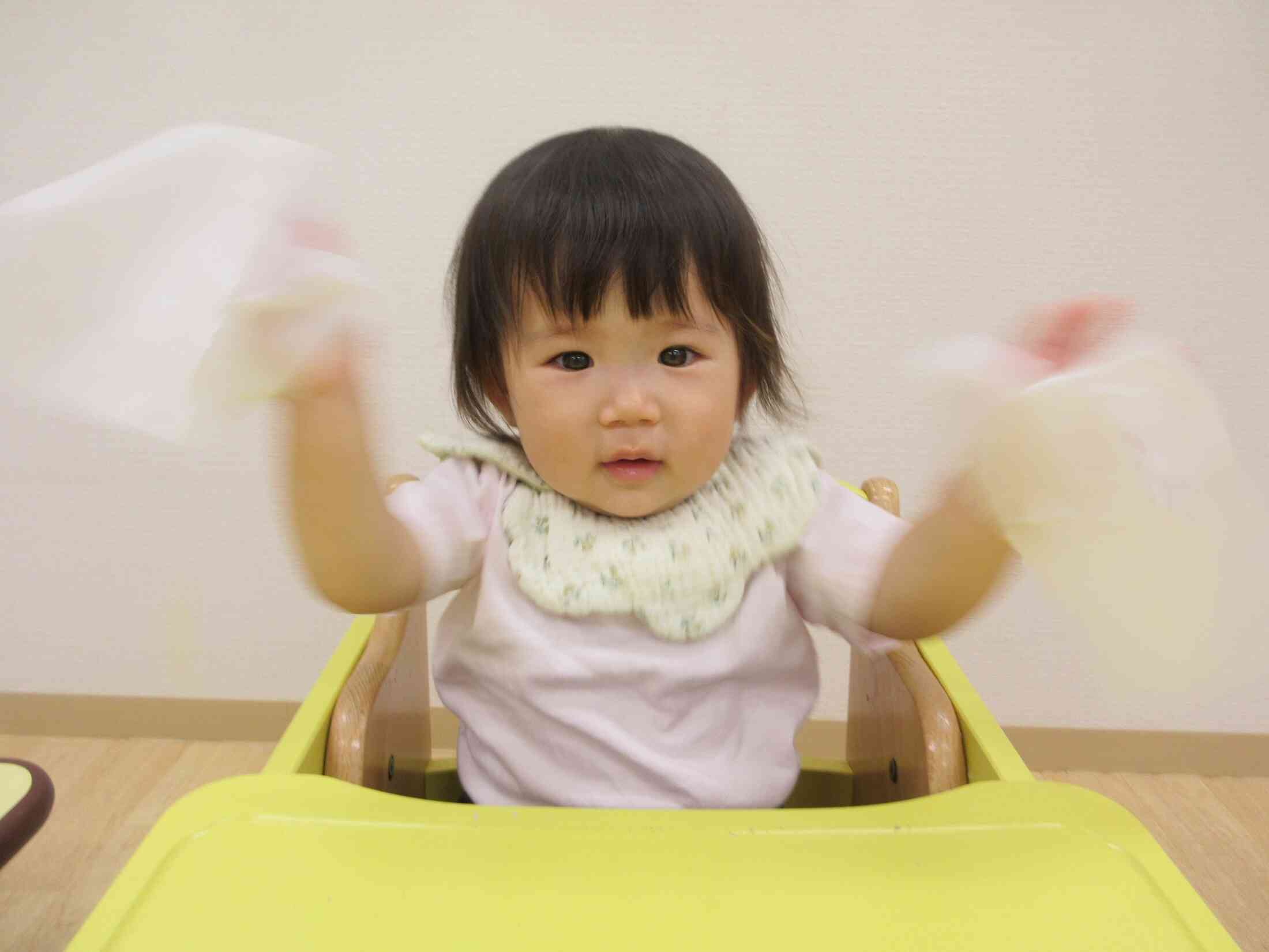 製作をしたよ♪（感触あそび）美味しいかき氷にな～れ！～ひよこ組～(0歳児)