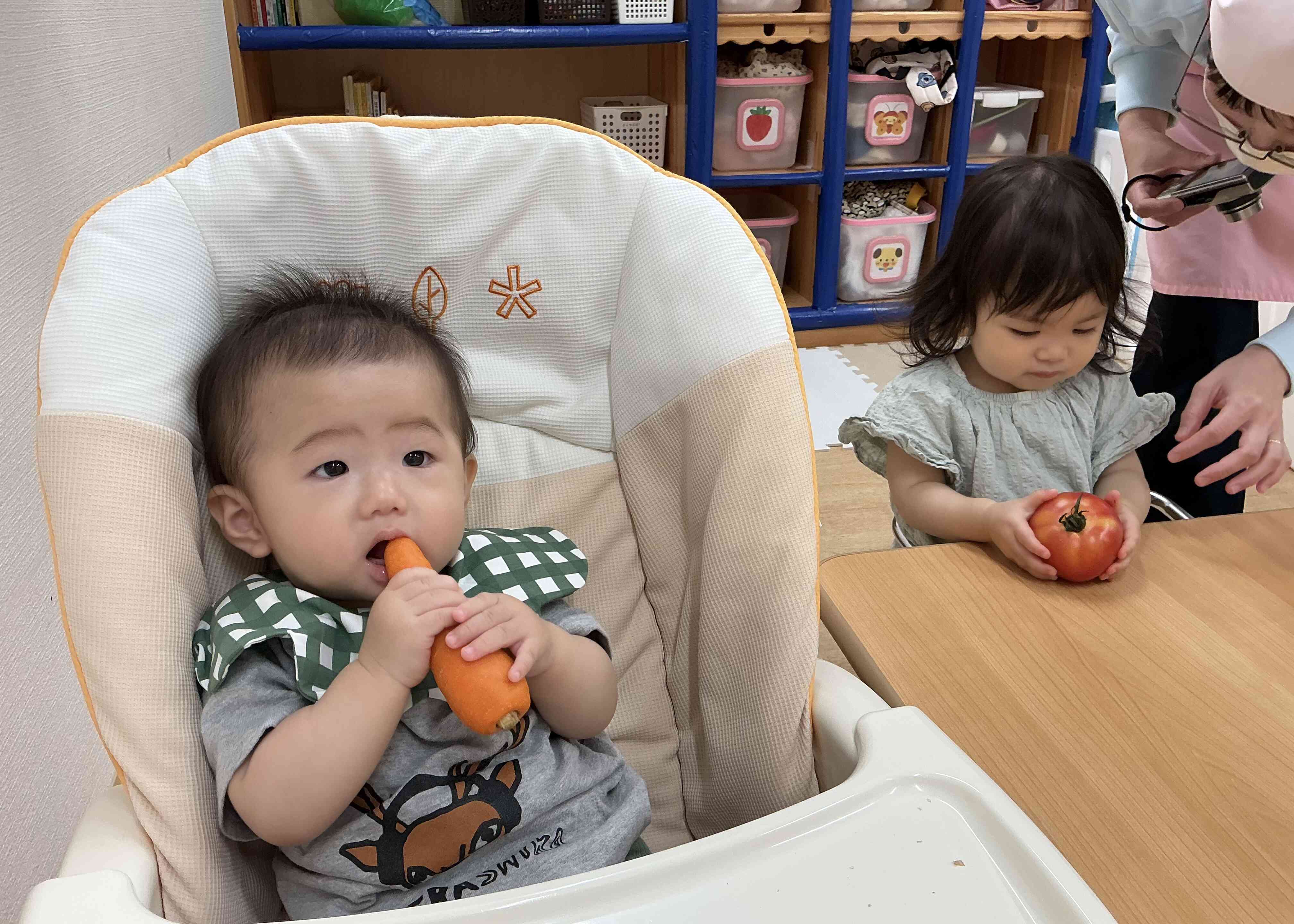 お野菜を触ったよ♪〜0歳児〜