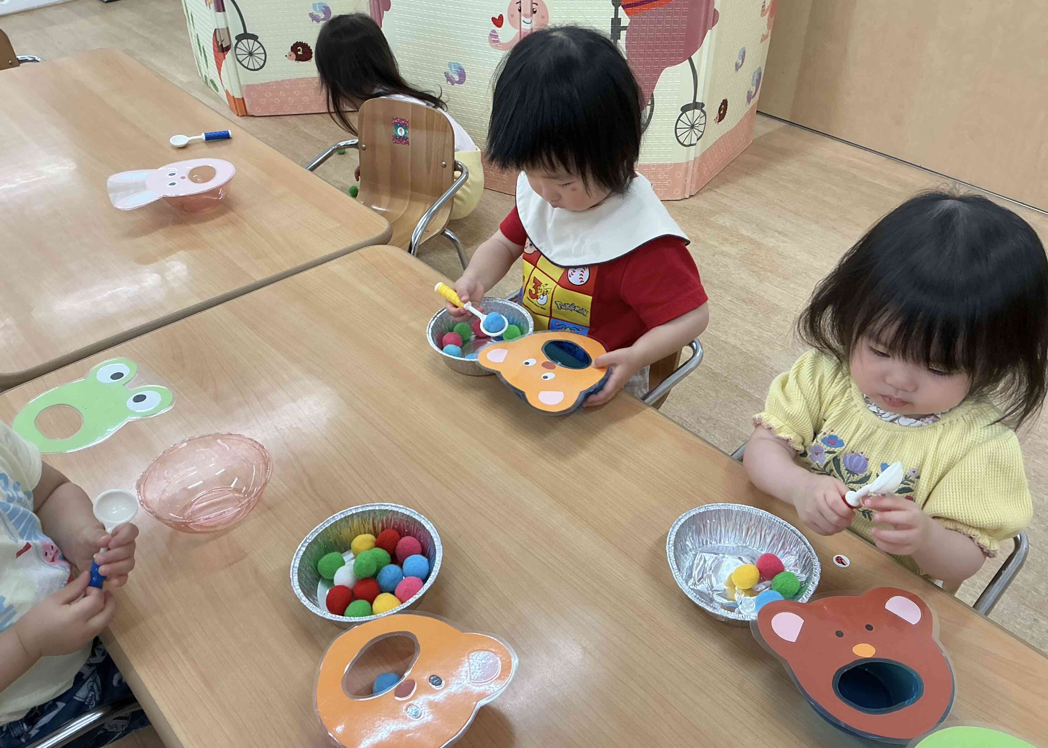 ポットン落としで遊んだよ〜あひる組〜(1歳児)