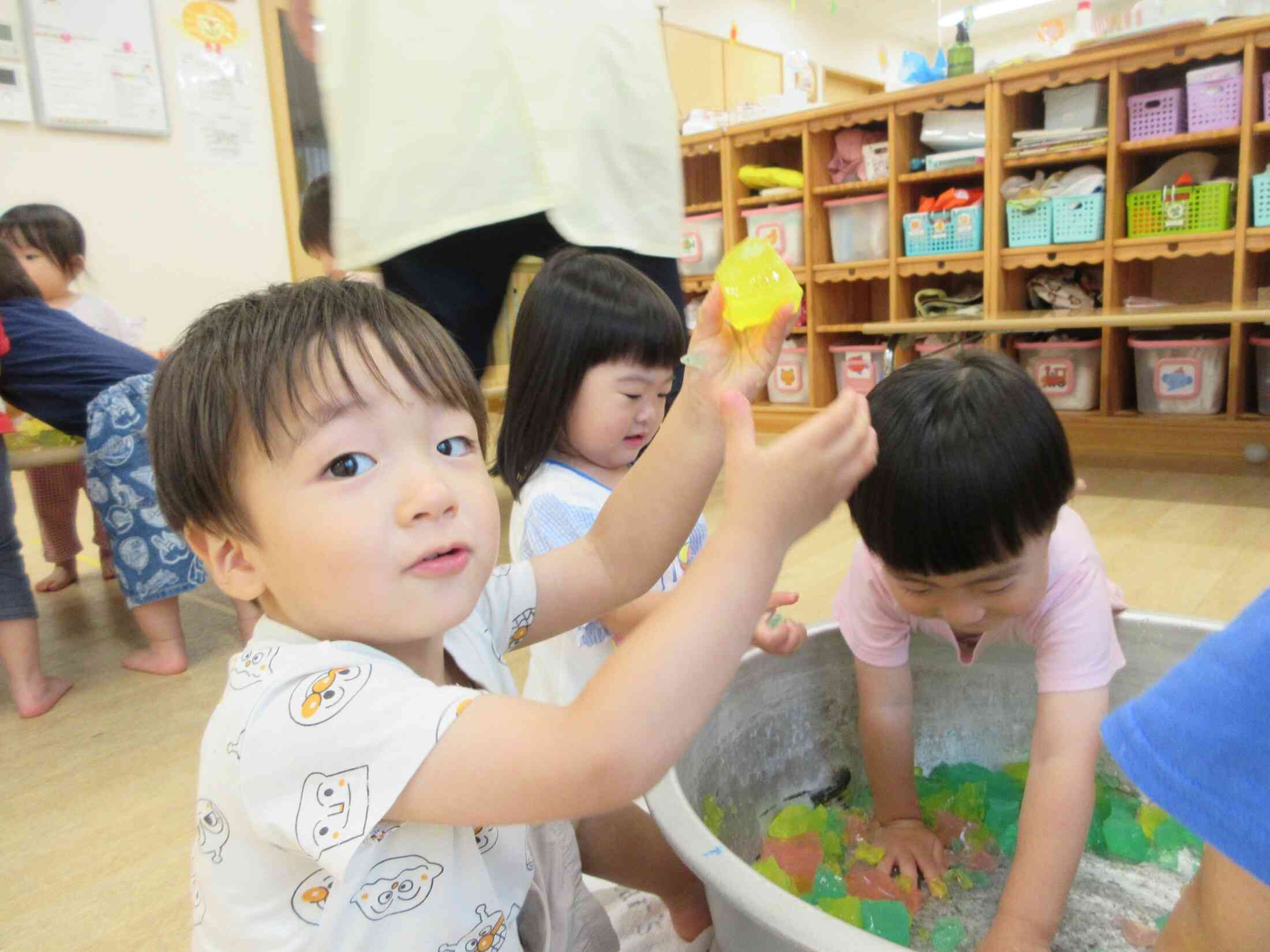 寒天で遊んだよ!2歳児(うさぎ組)