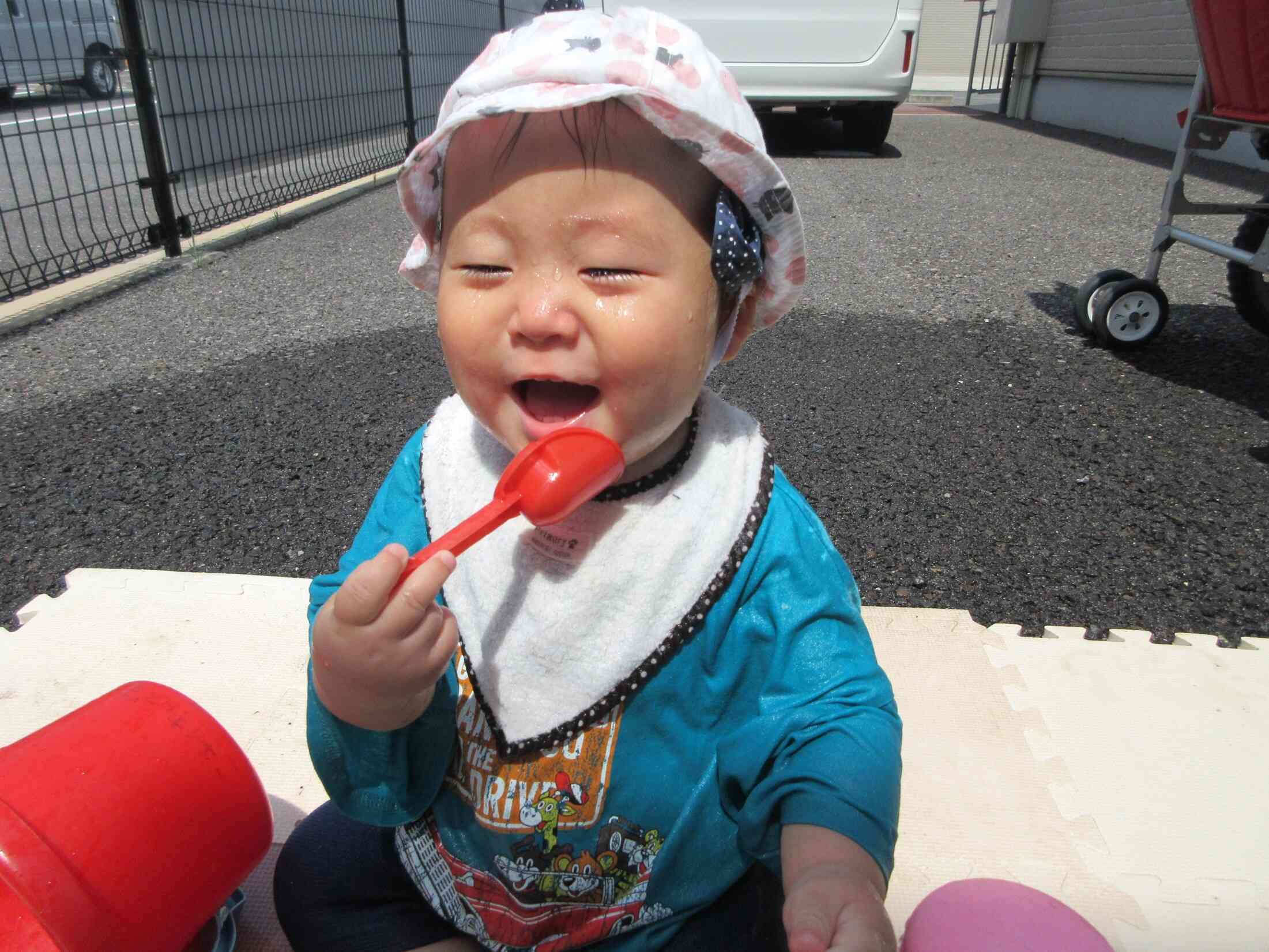 初めての水遊び!冷たくて気持ちいいな♪