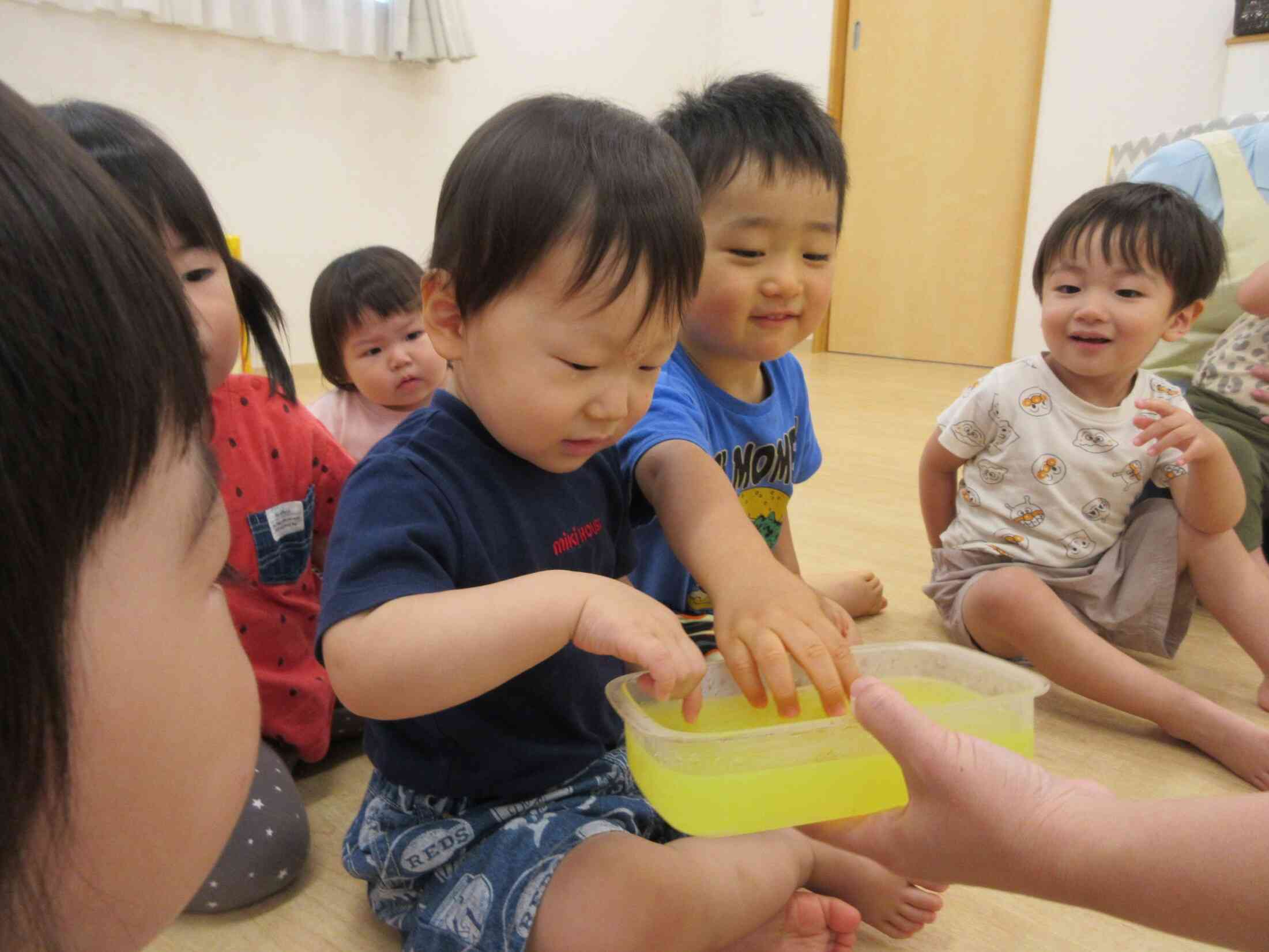 つめたい~!ぷるんぷるんだ~♪