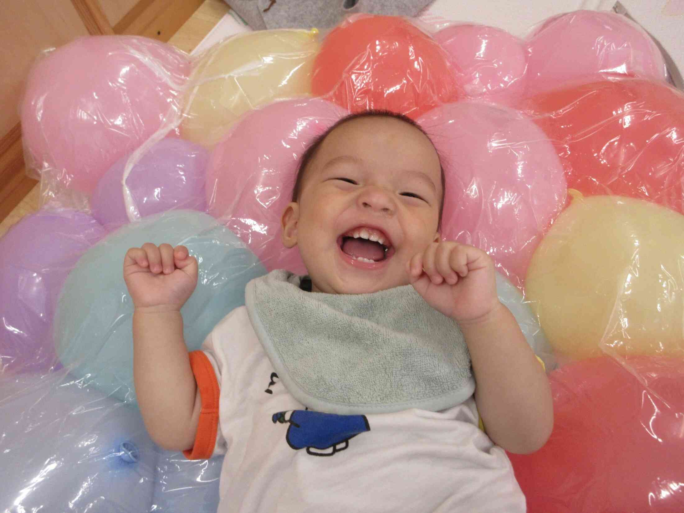 風船マットで遊んだよ！〜ひよこ組〜(0歳児)
