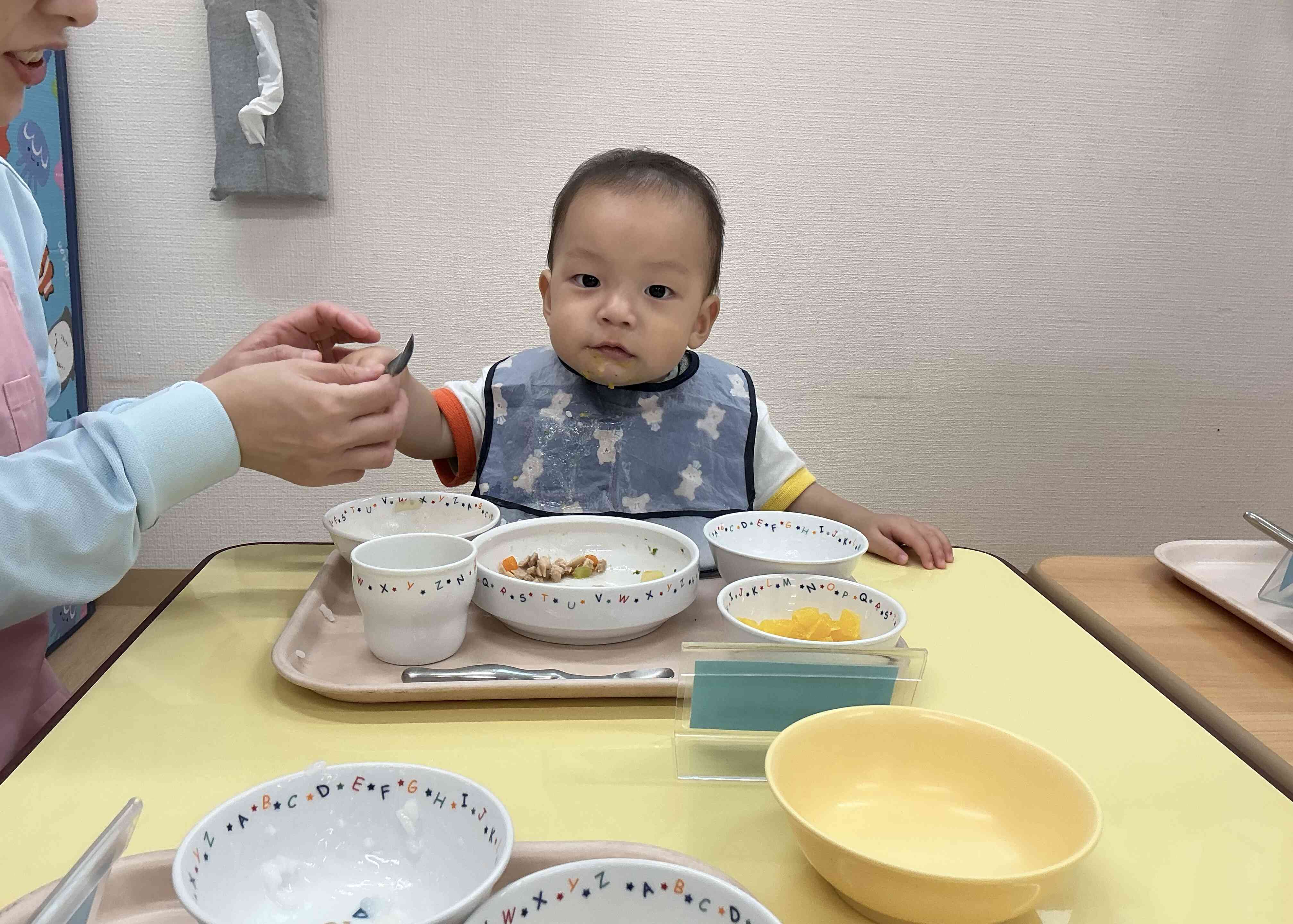 給食おいしい〜！スプーンも気になるようです♪