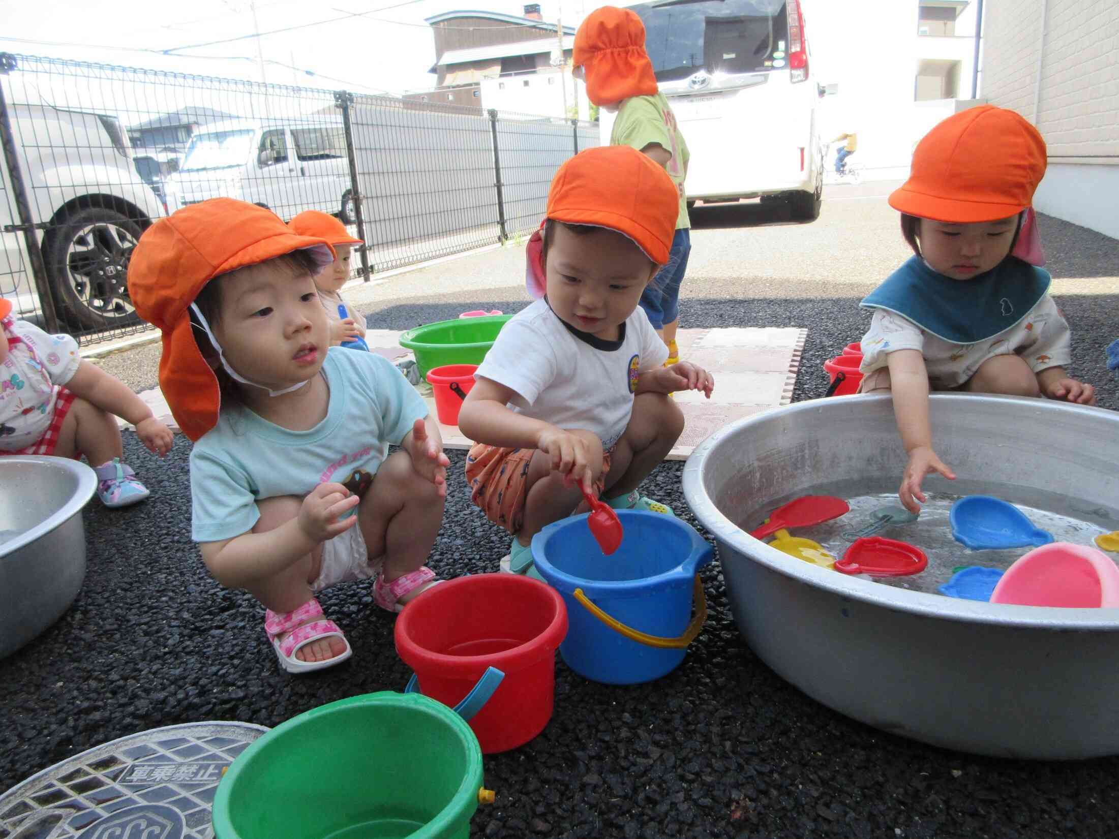 お水遊びたのしいな〜あひる組(0歳児)〜