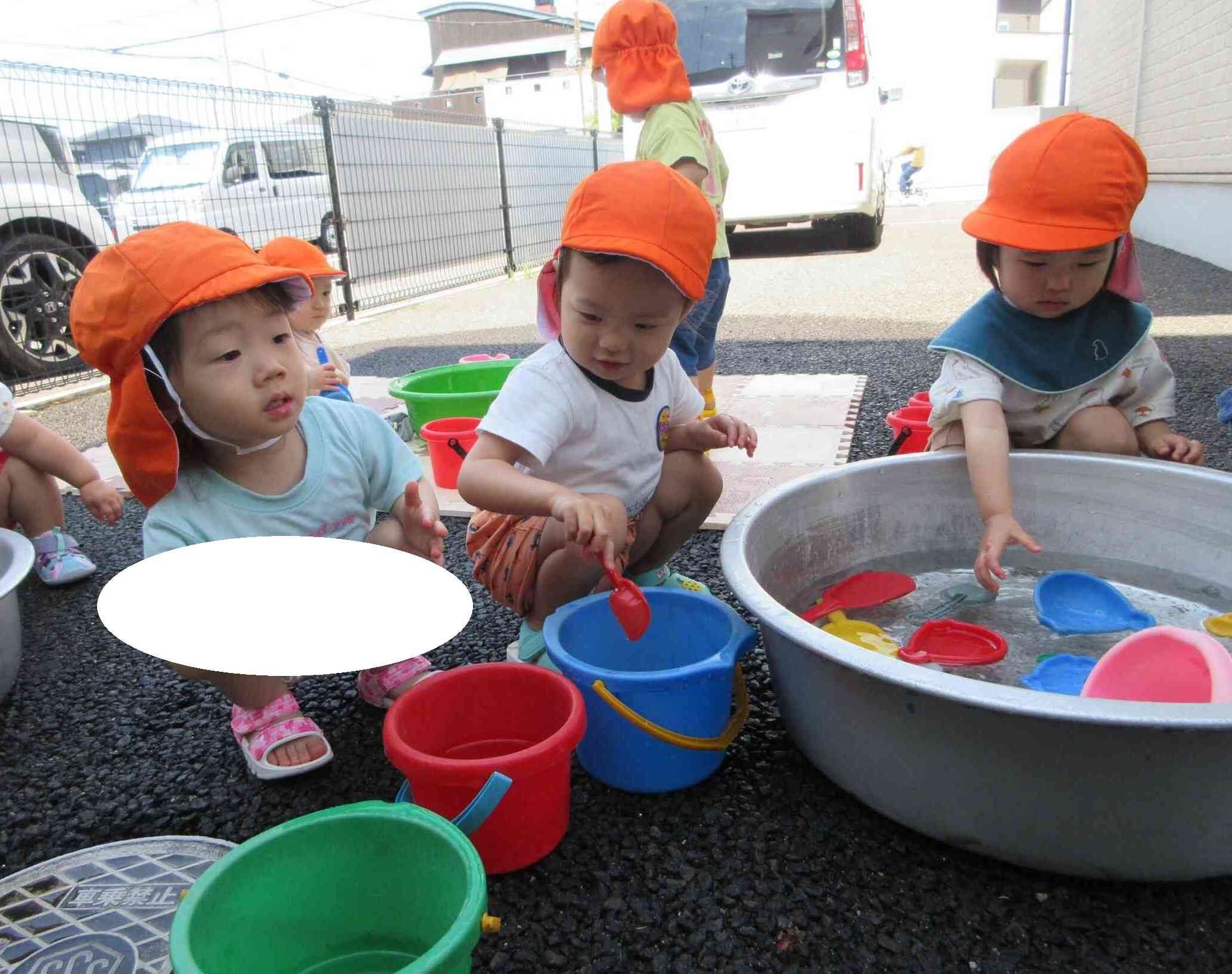 お水遊びたのしいな〜あひる組(1歳児)〜
