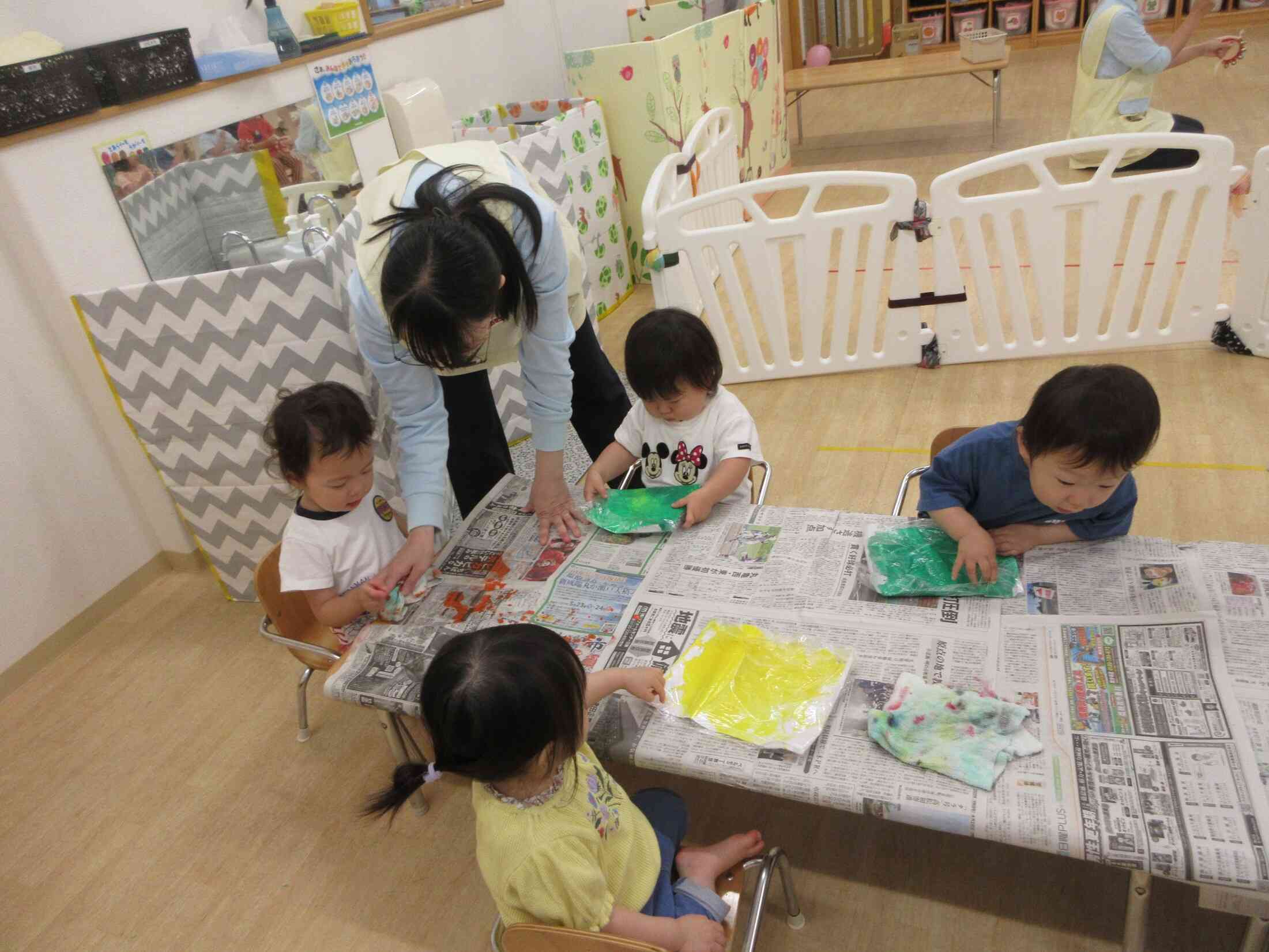 画用紙の上に絵の具を出して氷を転がしてみたよ