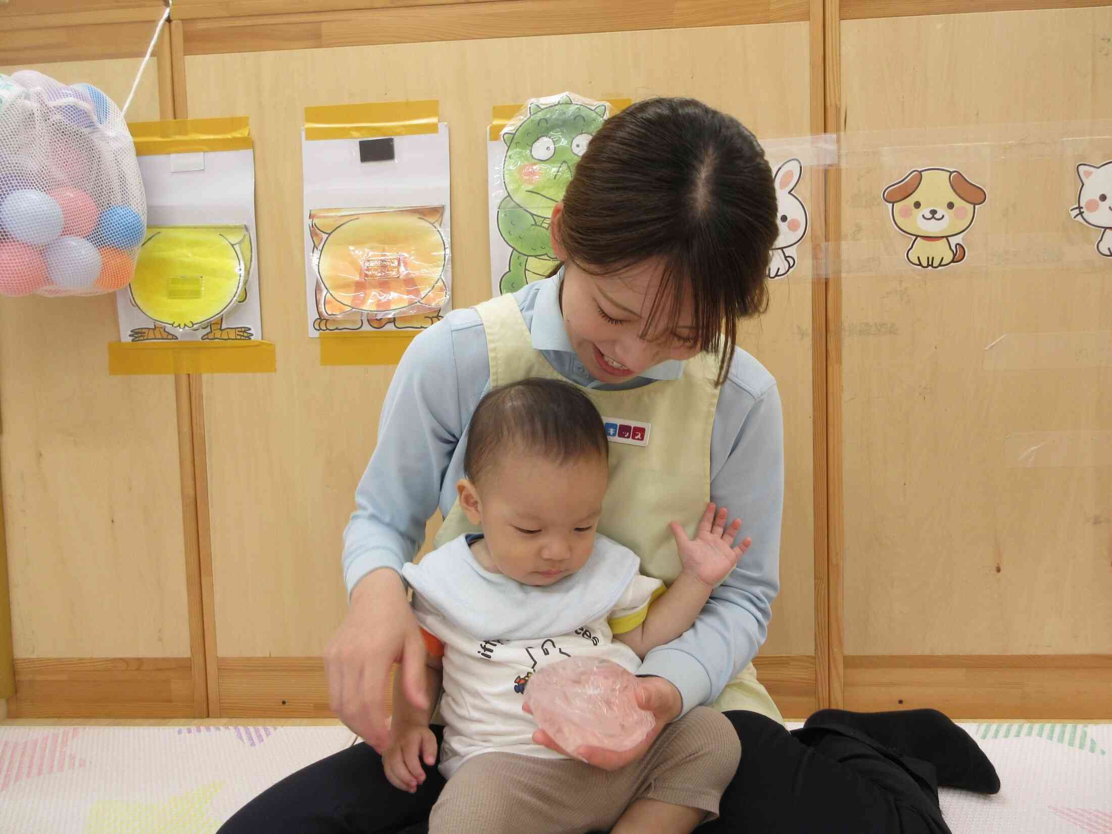色水でできたお魚さんを触ってみたよ♪柔らかくて冷たくて、不思議な感触だなぁ