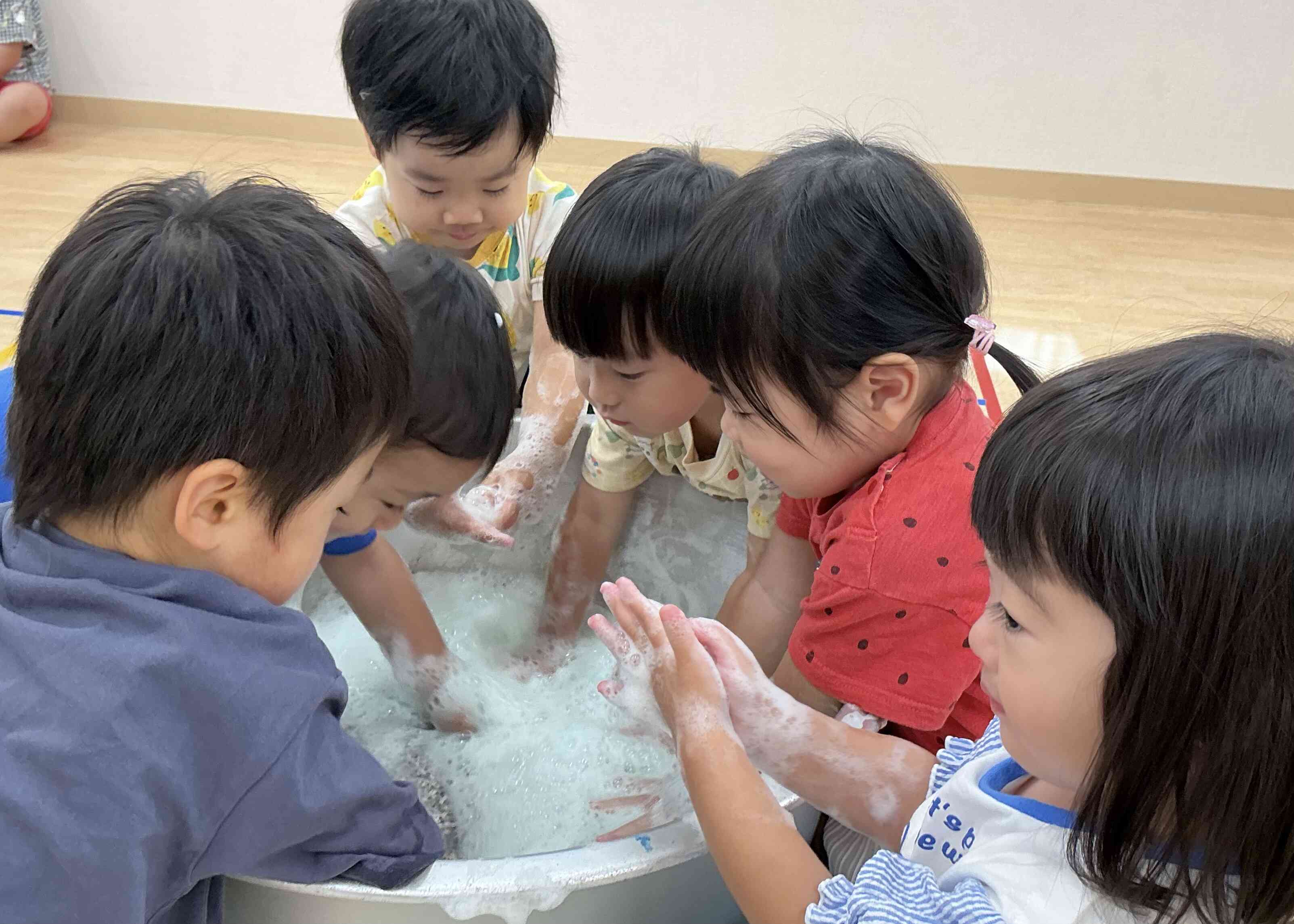 モコモコの泡だよ～！2歳児(うさぎ組)