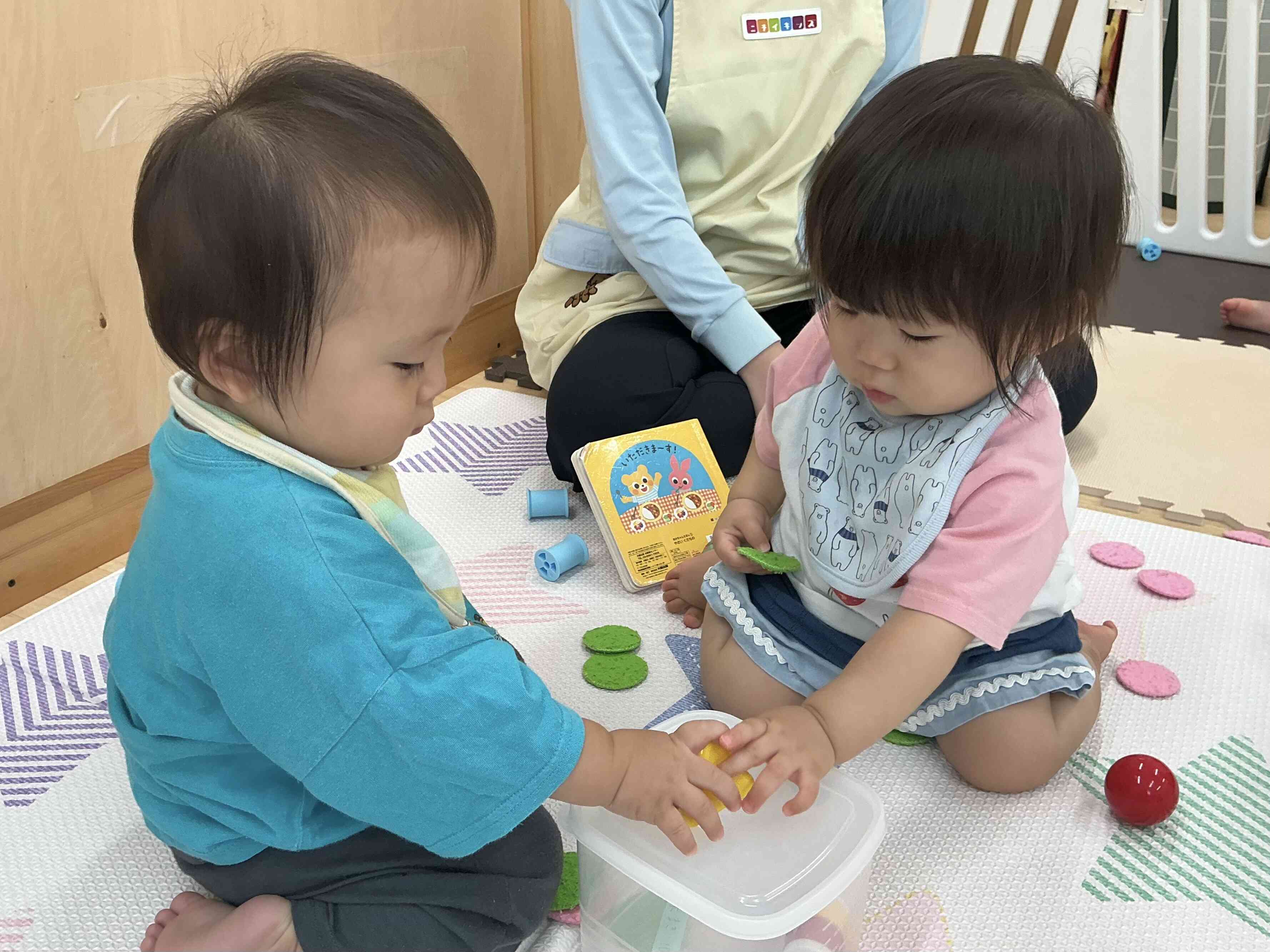 ぽっとん落としをしたよ♪【0歳児】