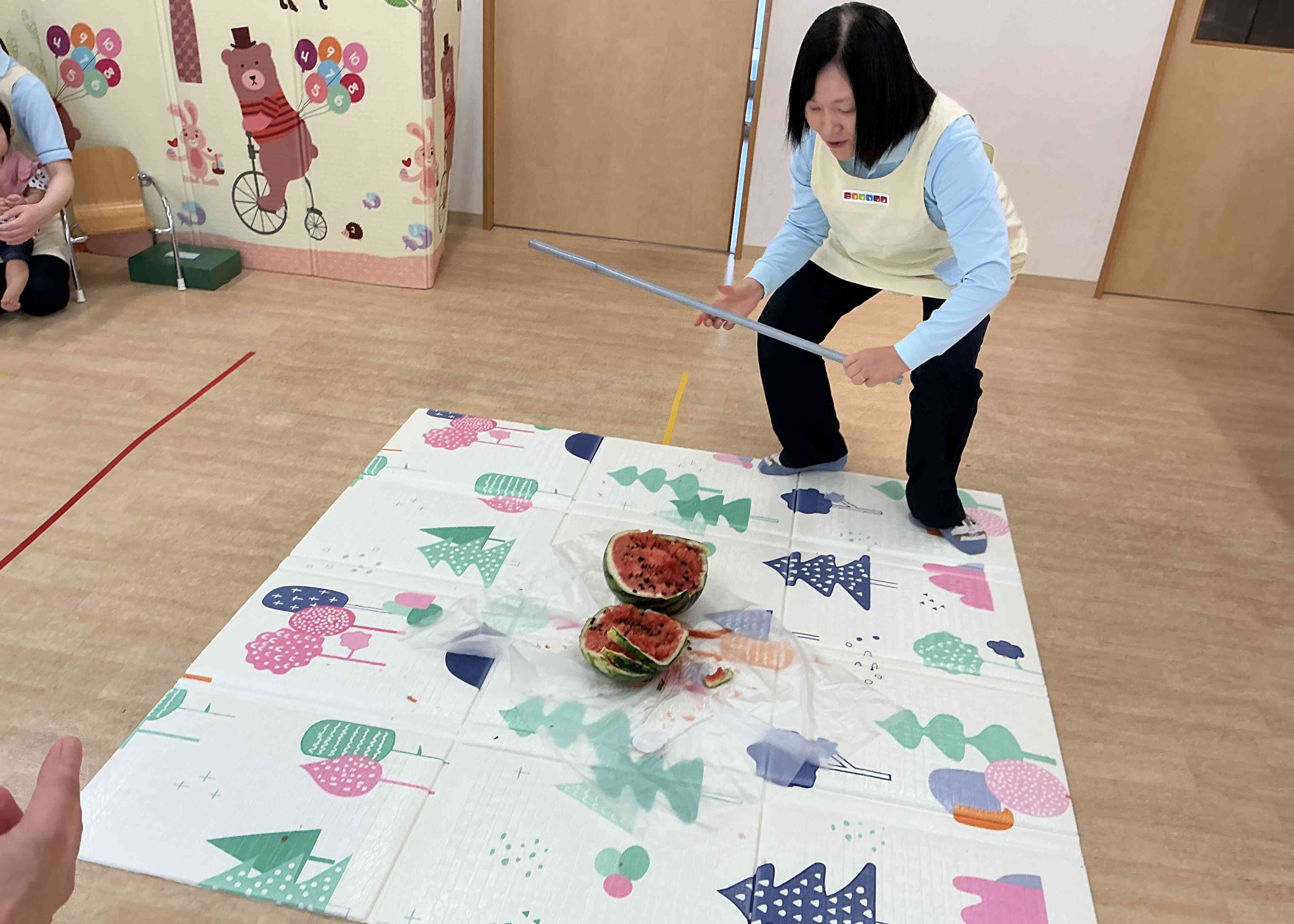 先生たちがしても割れず…園長先生が割ってくれました♪