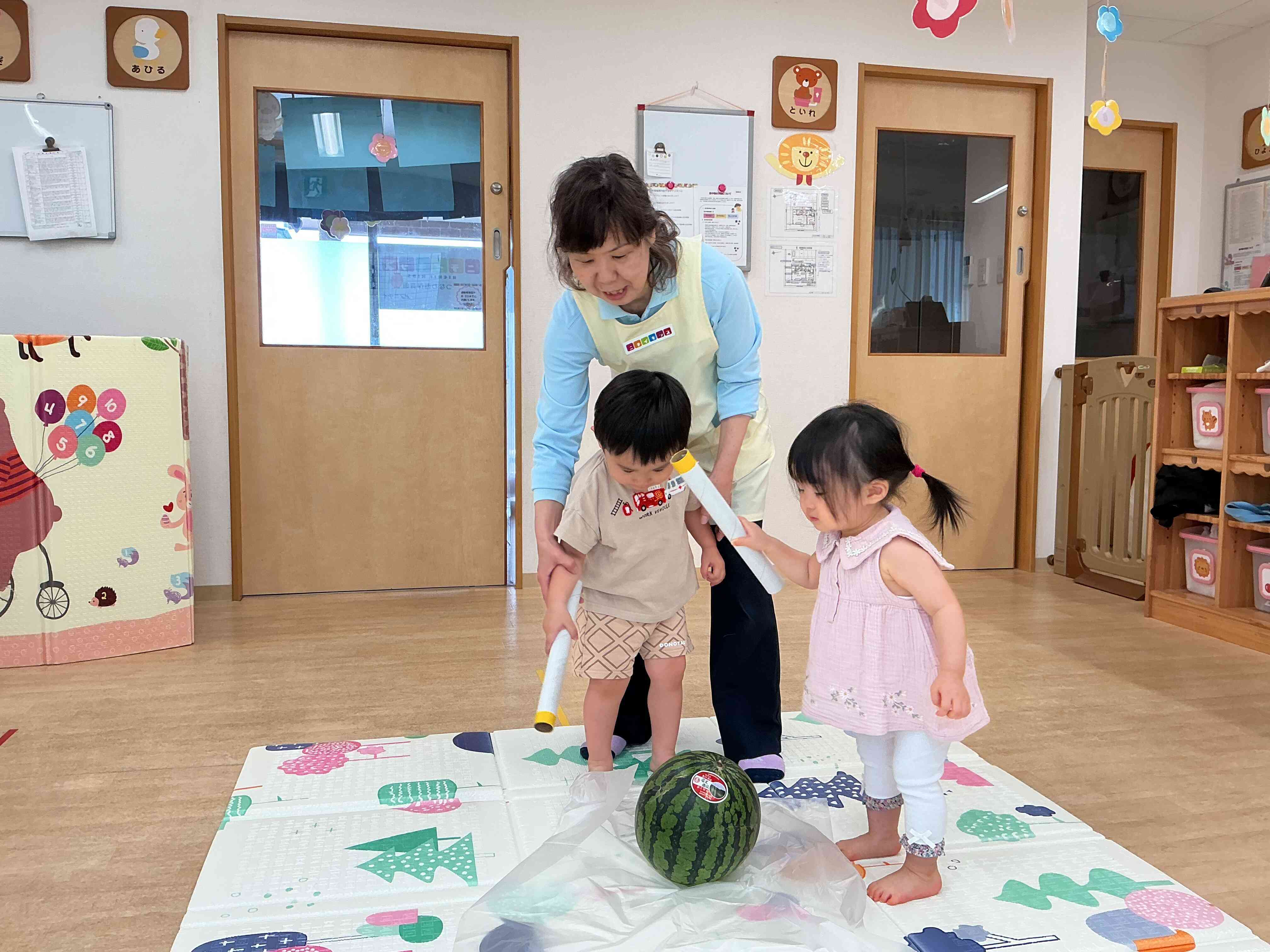 よいしょ~♪それ~!なかなか割れないなぁ!