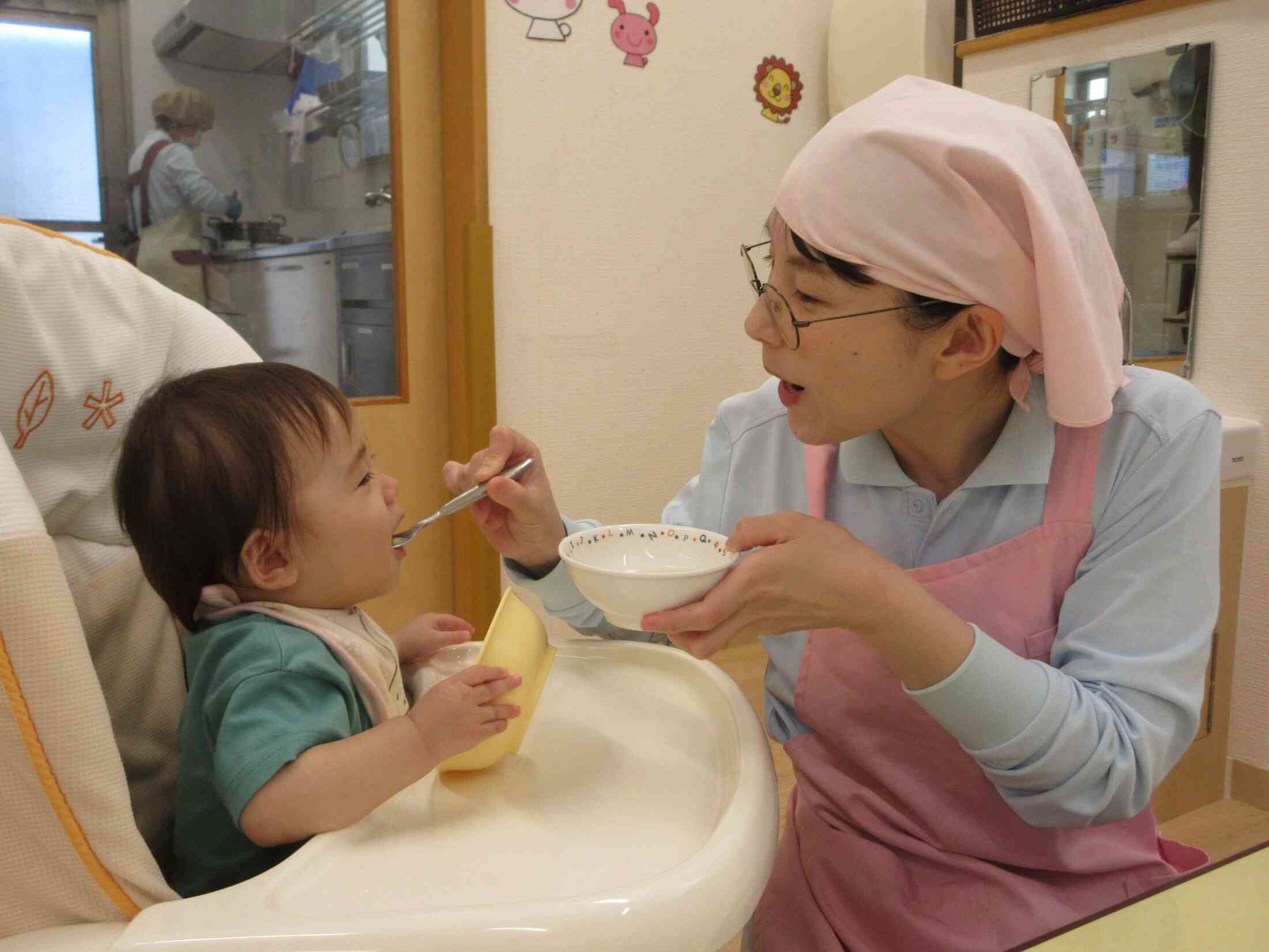 待ってました~お給食♪(0歳児)