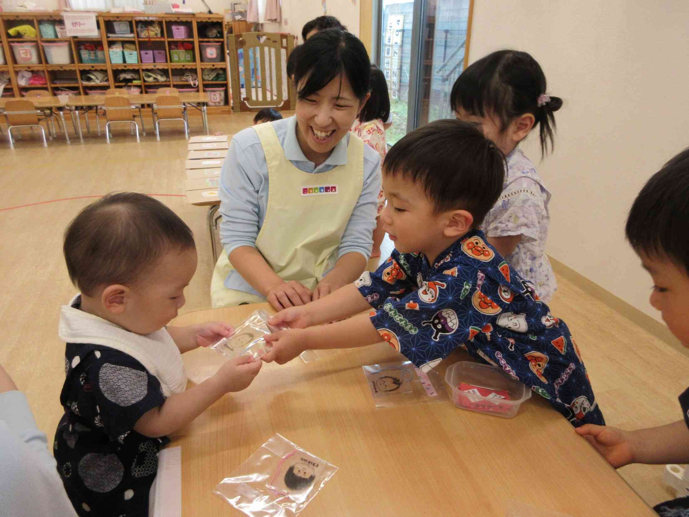 2歳児の似顔絵キーホルダー屋さんにかわいい0歳児がお買い物にやって来てくれました♡