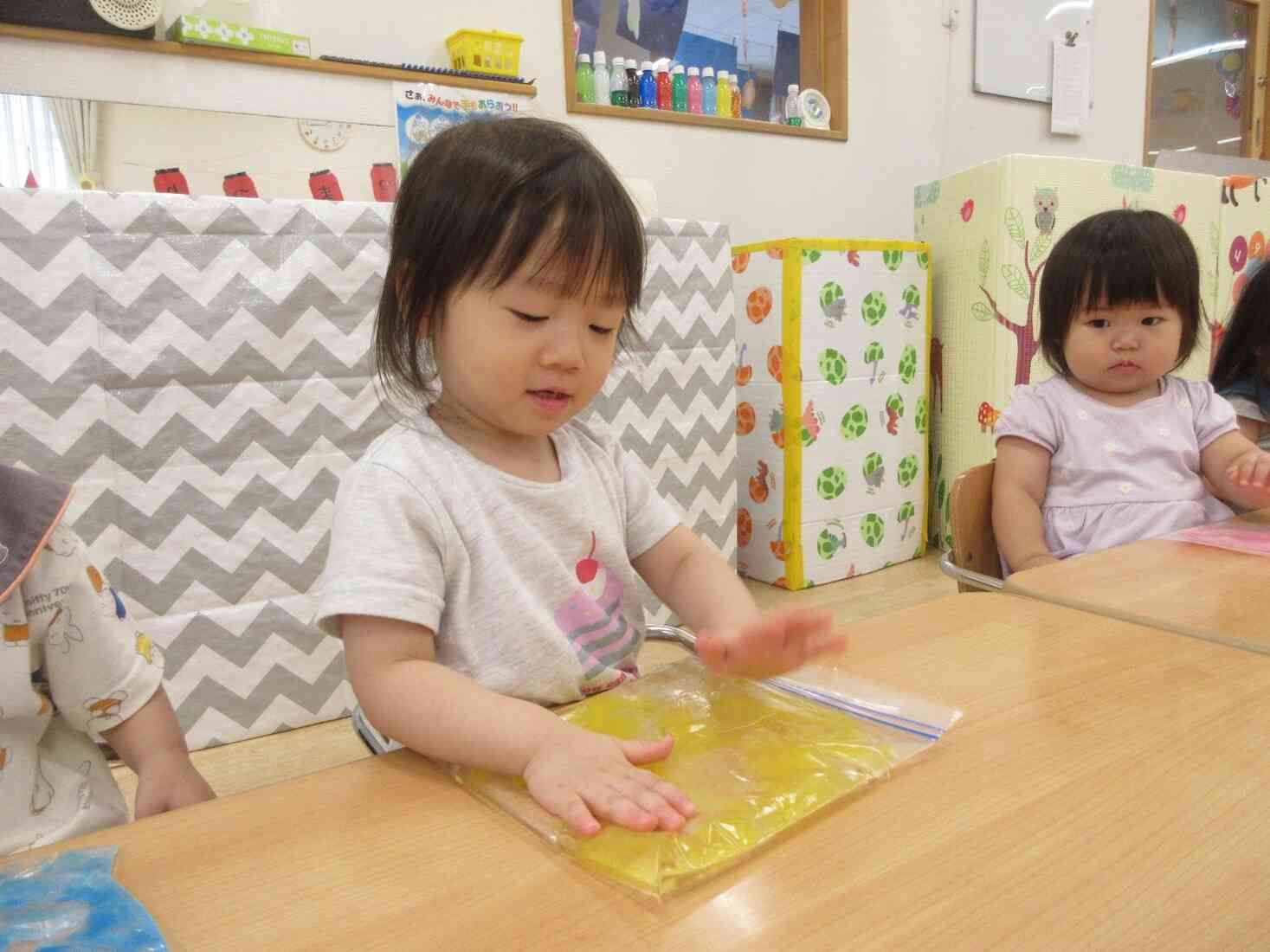 色水遊びたのしいな！～あひる組（１歳児）～