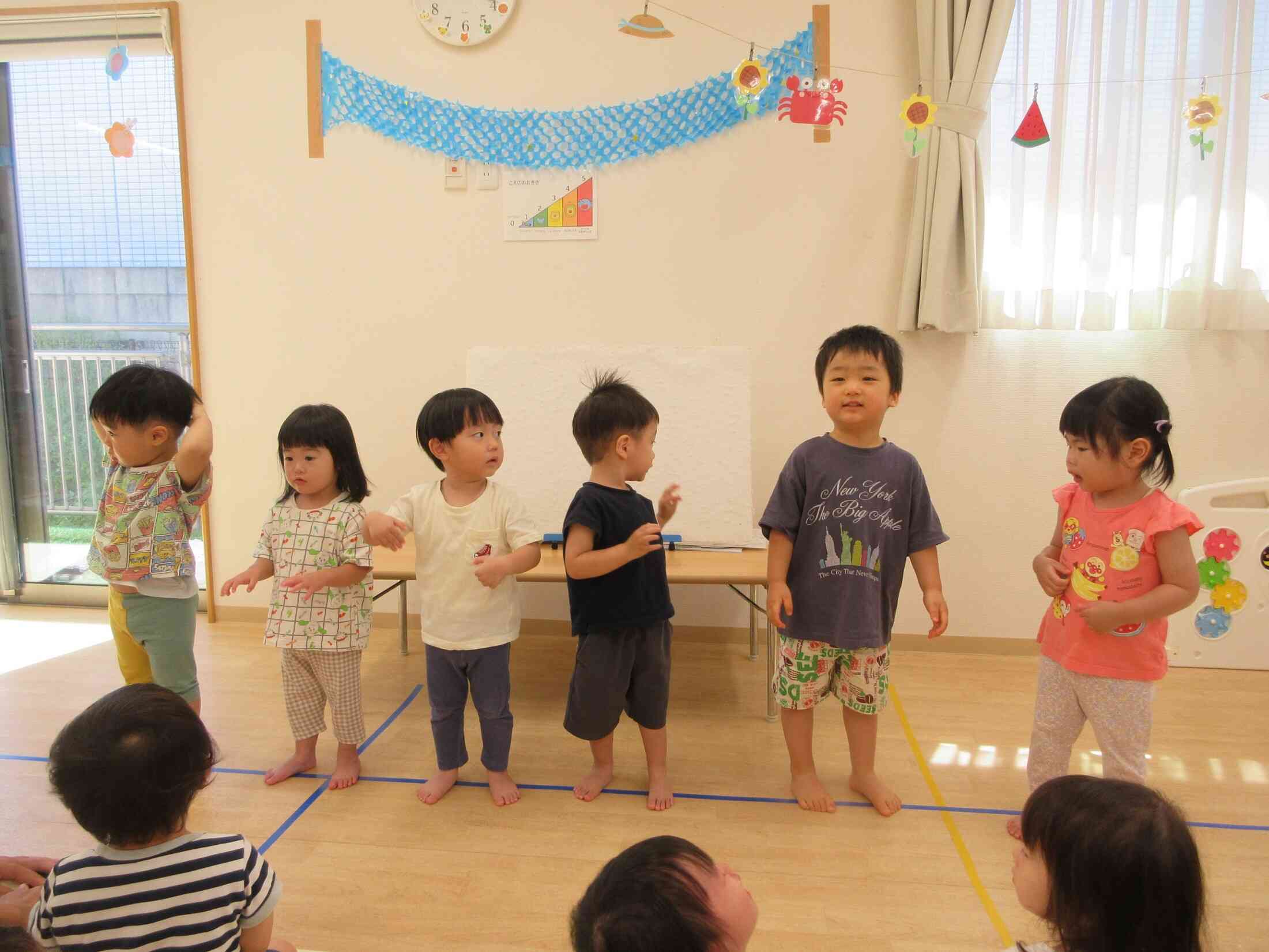 2歳児さんはみんなの前でダンスやお歌を披露しています。
