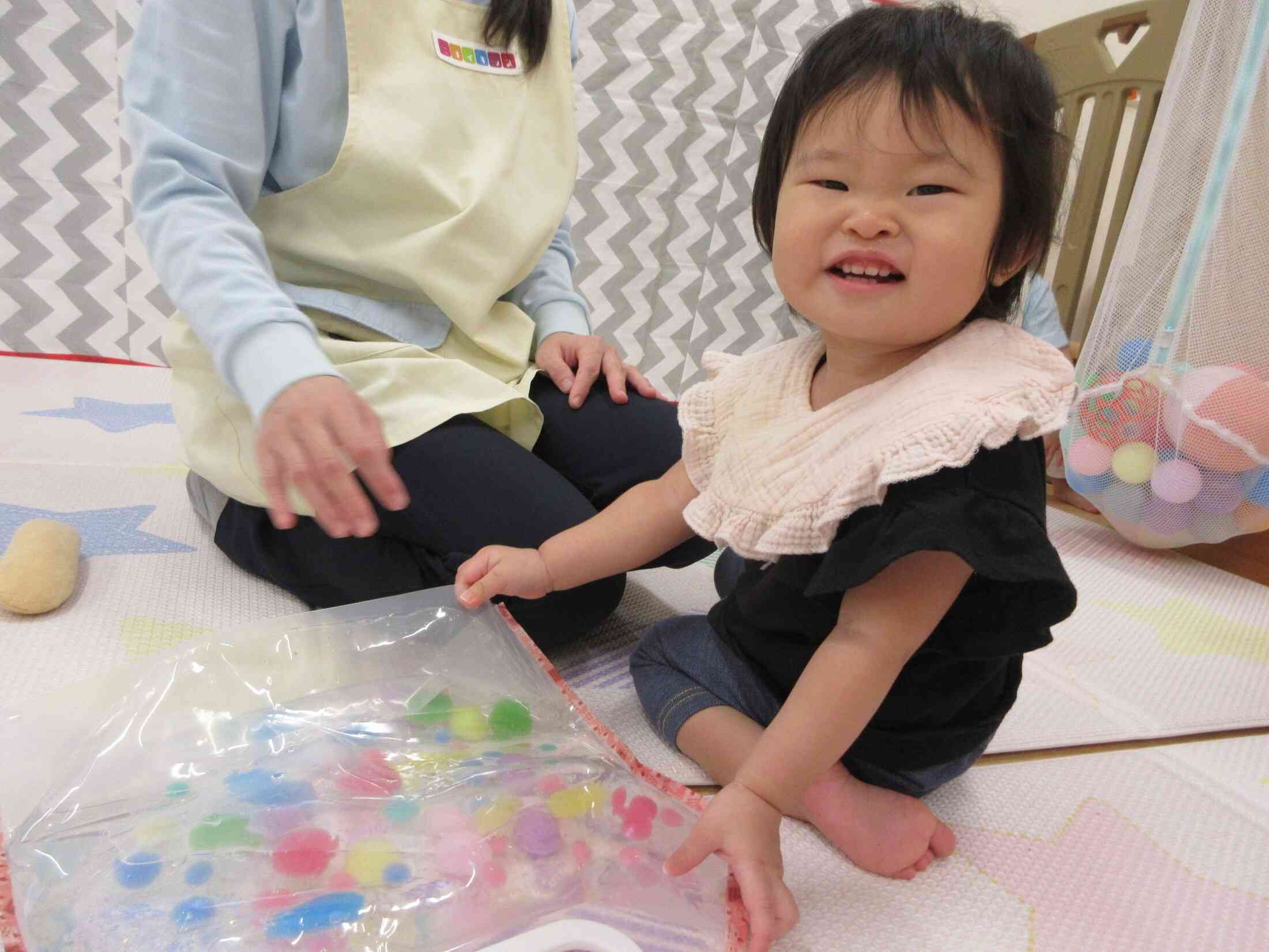 ウォーターマットで遊んだよ♪～感触遊び～ひよこ組(0歳児)