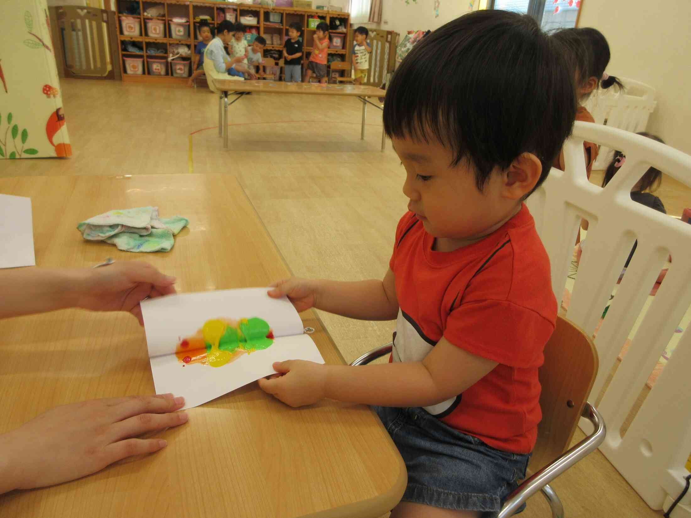 画用紙をそっと開きます。どんな模様になるかな?どきどき…