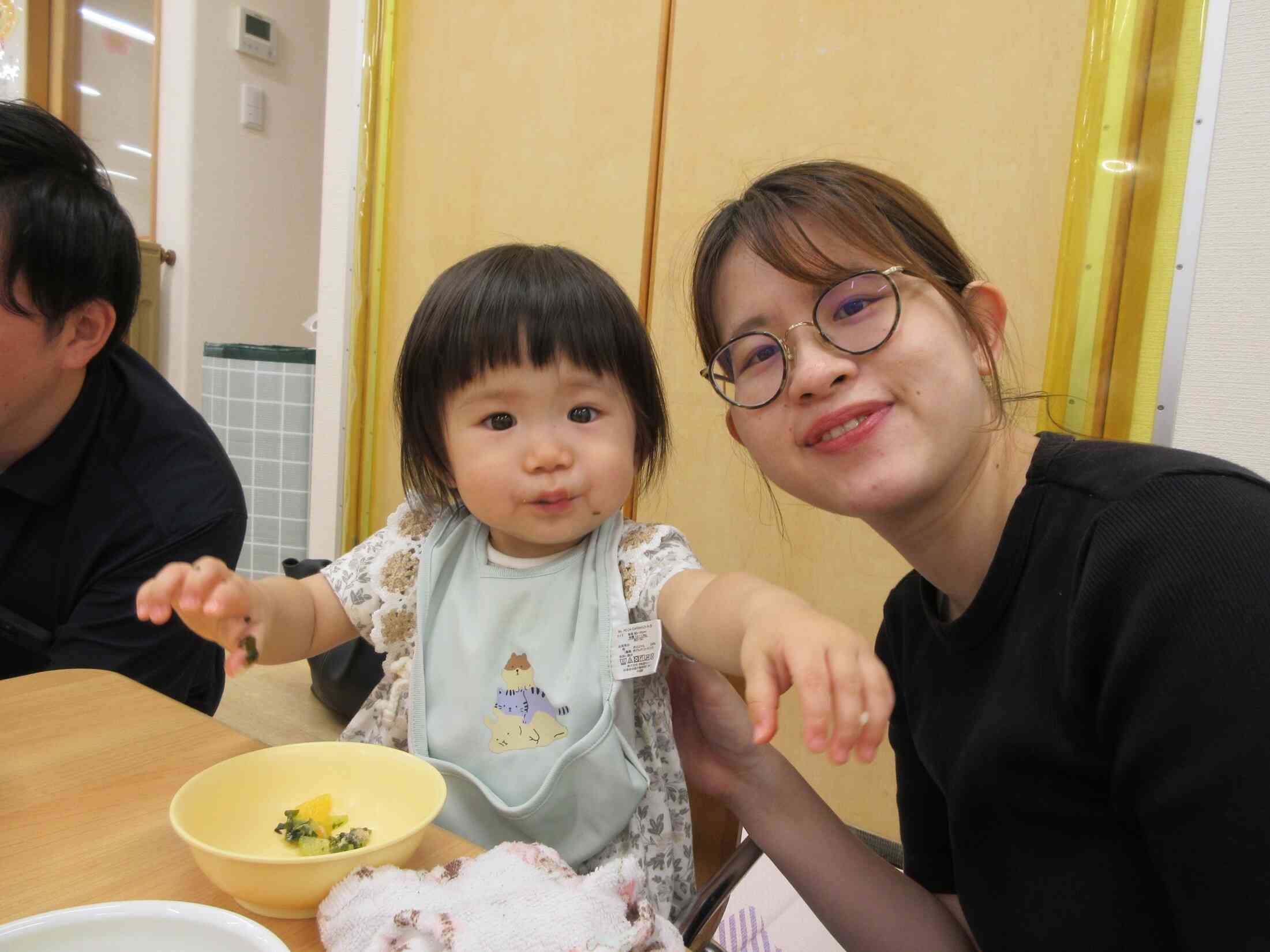 手づかみ食べもしているよ♪みんなで食べるって楽しいね★