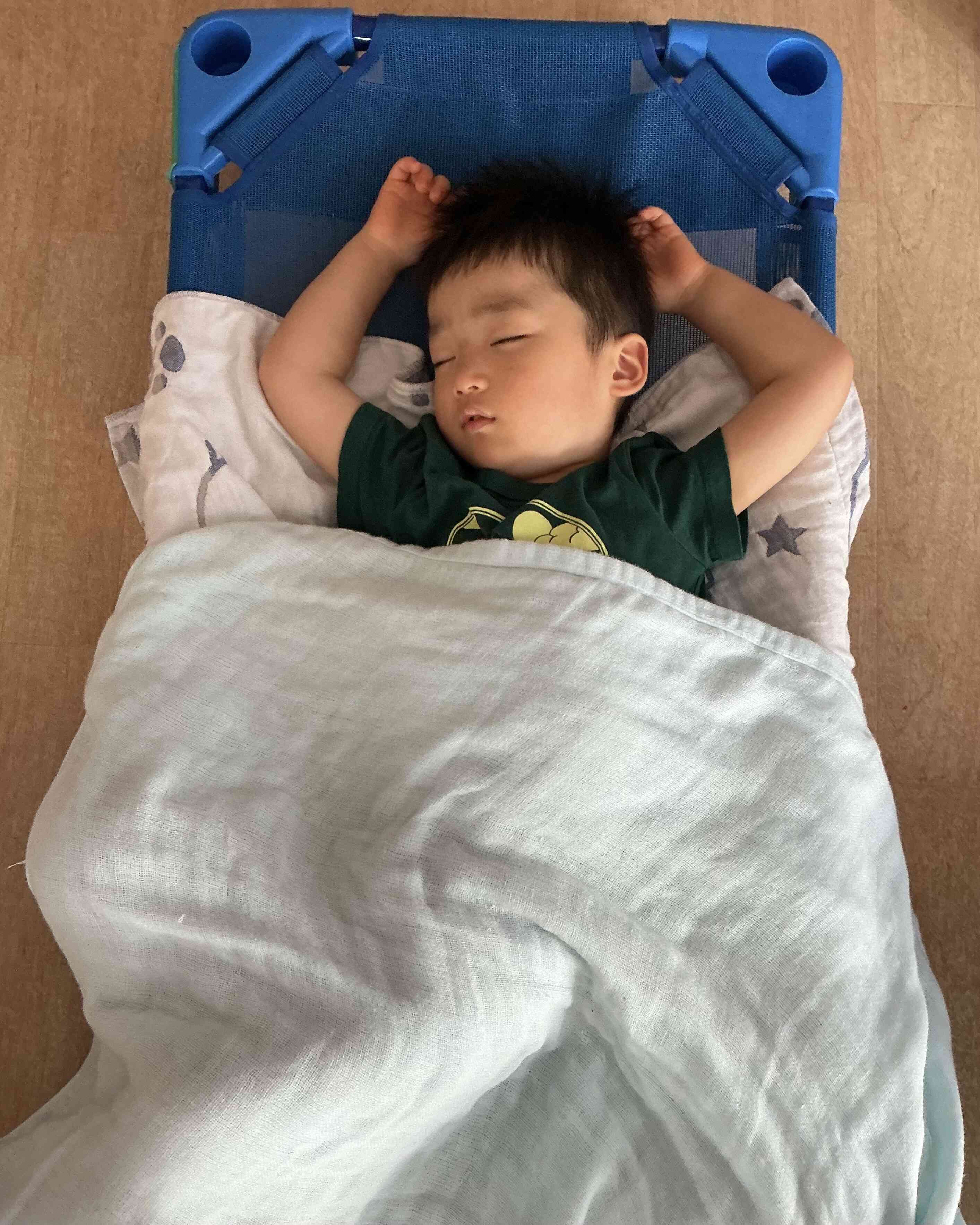 リトミックや、運動遊びをして全身あそびをした後は…おいしいお給食も、あっという間に完食でした♪『おやすみなさい』