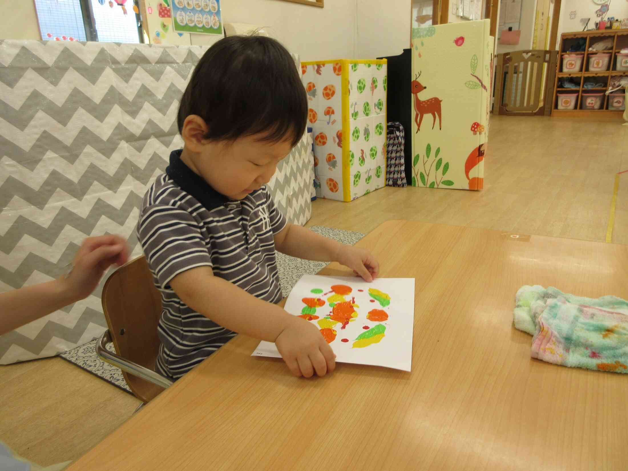 デカルコマニーに挑戦！あひる組(1歳児)